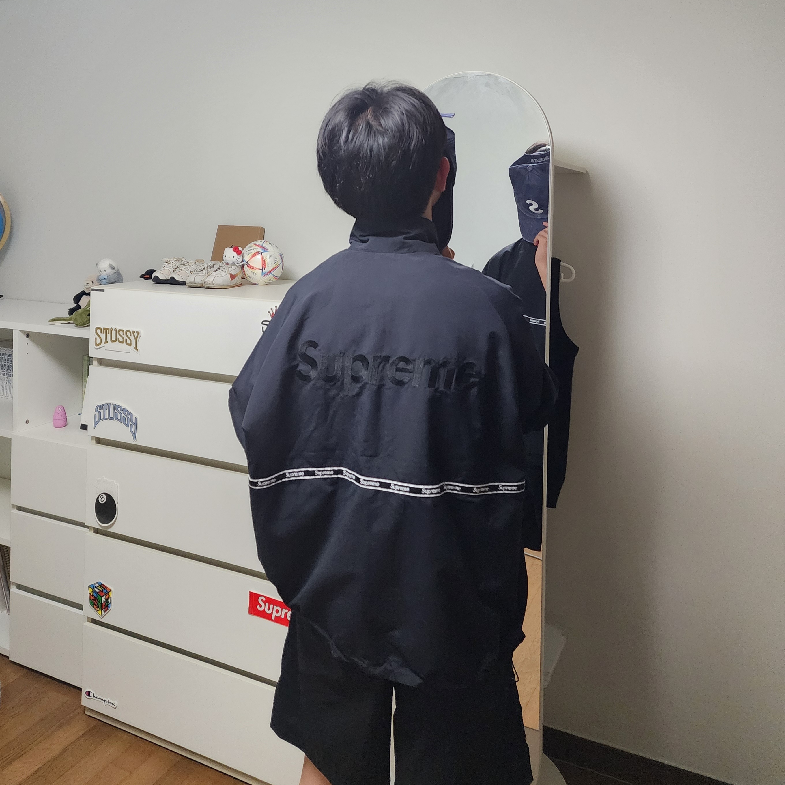 Supreme Logo Taping Track Jacket Black - 26SS, Supreme Shockcord Camp Cap Blue - 21FW 착용 스타일 - 2