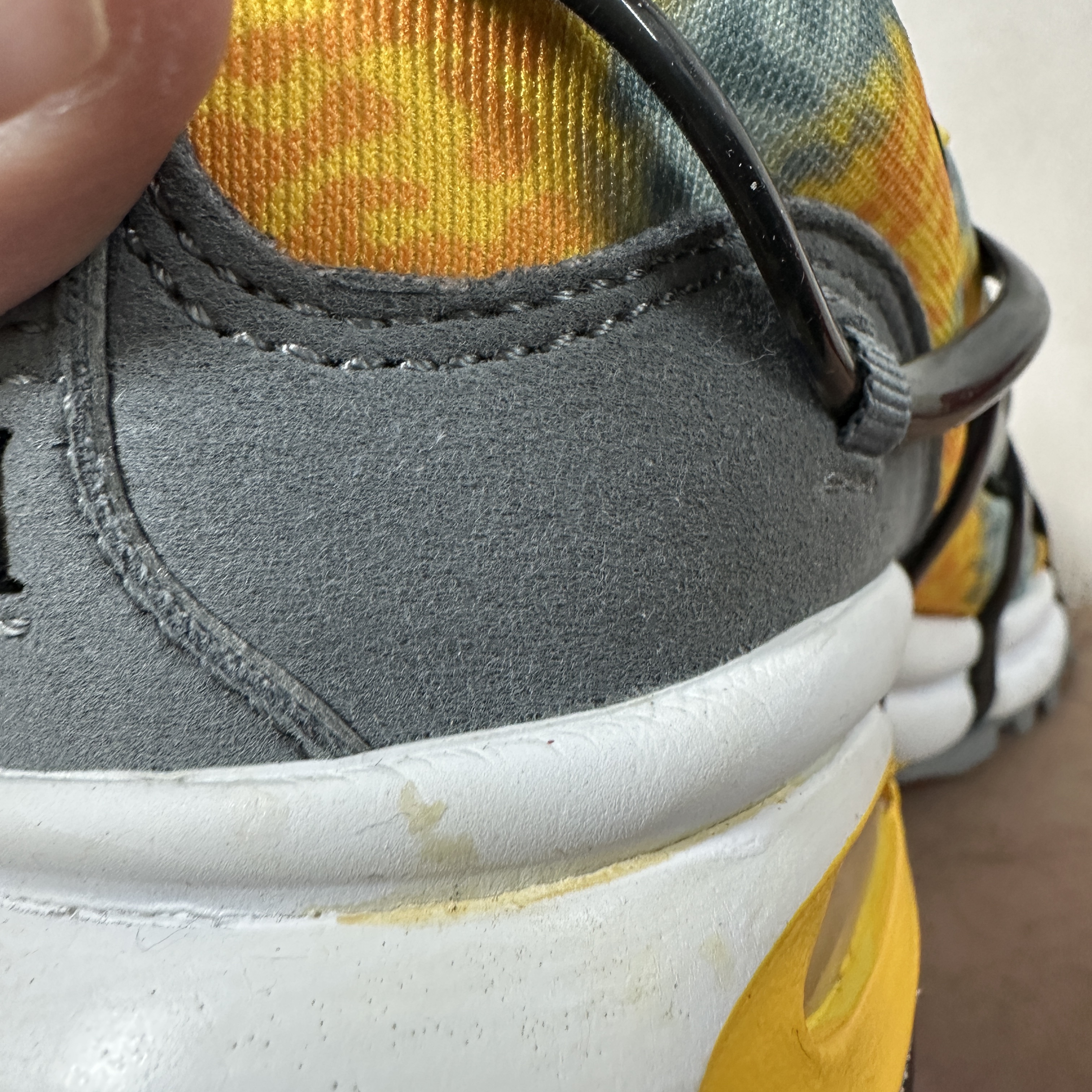 Nike Air Kukini University Gold Cool Grey 착용 스타일 - 3