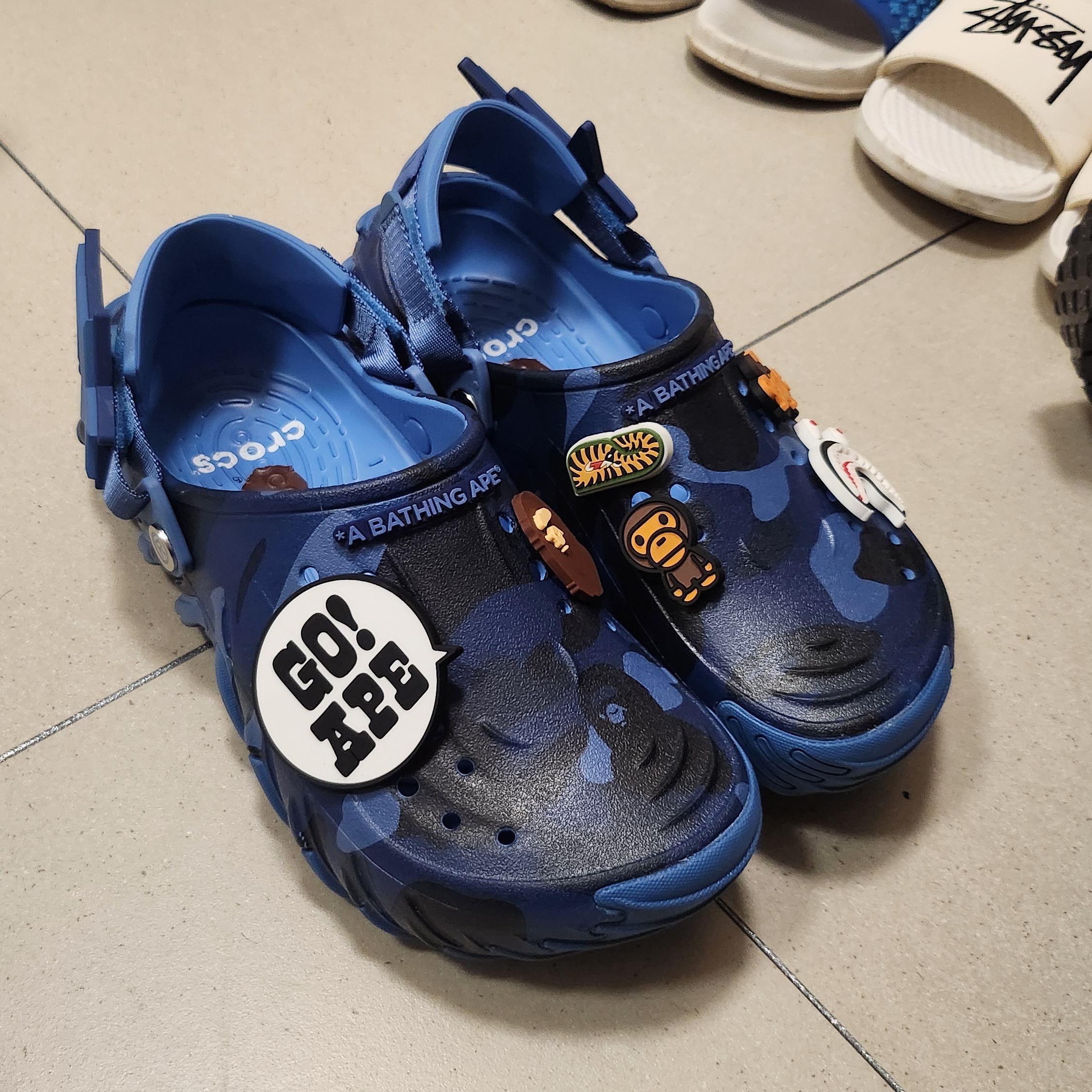 Crocs x BAPE Echo RO Clog Navy 착용 스타일 - 1