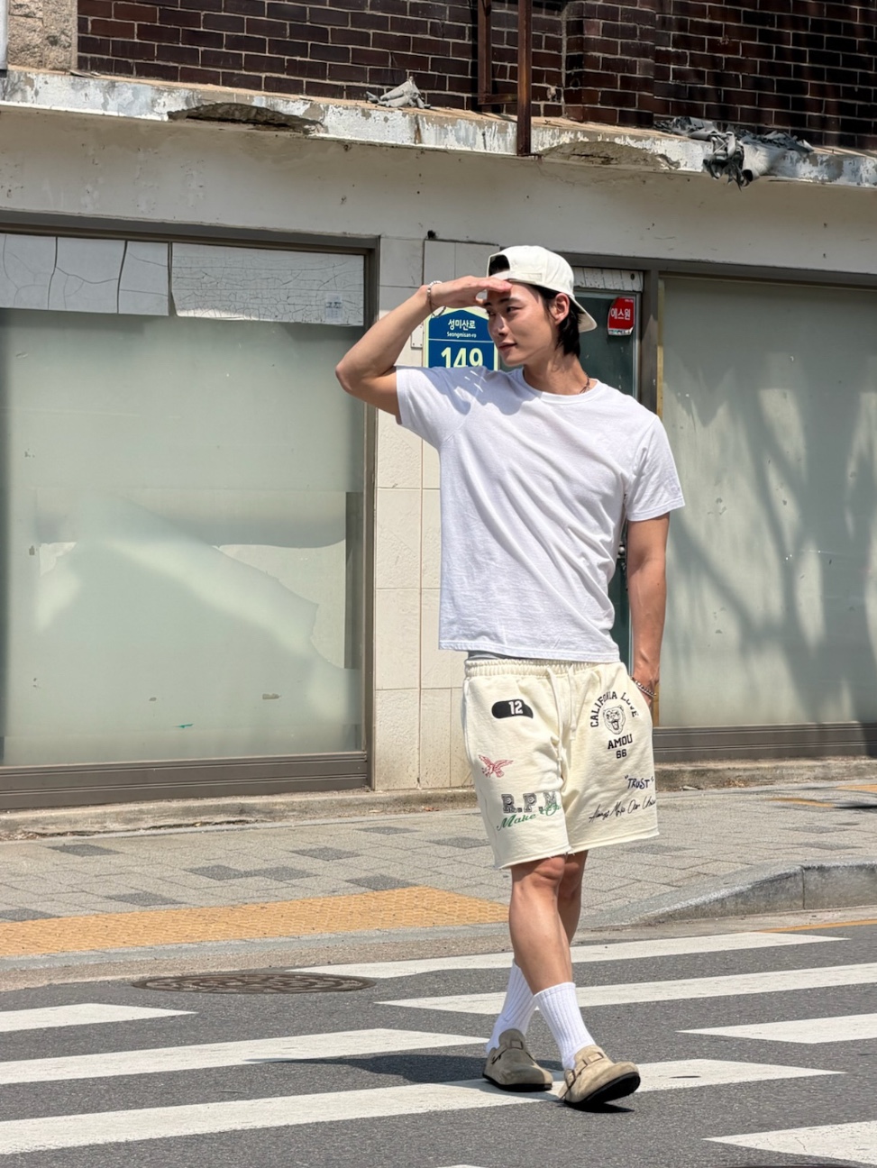 [KREAM 단독] AMOU Cali Shorts Cream 착용 스타일 - 1
