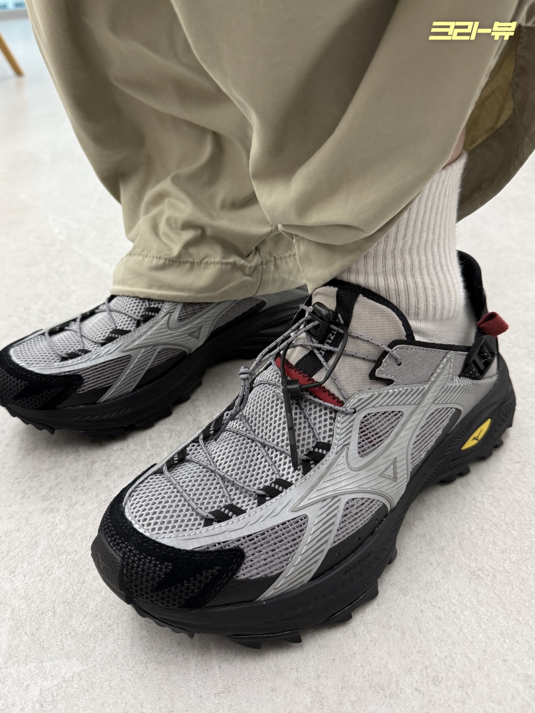 Mizuno Racer Trail SE V2 Gorpcore Silver Black 착용 스타일 - 6
