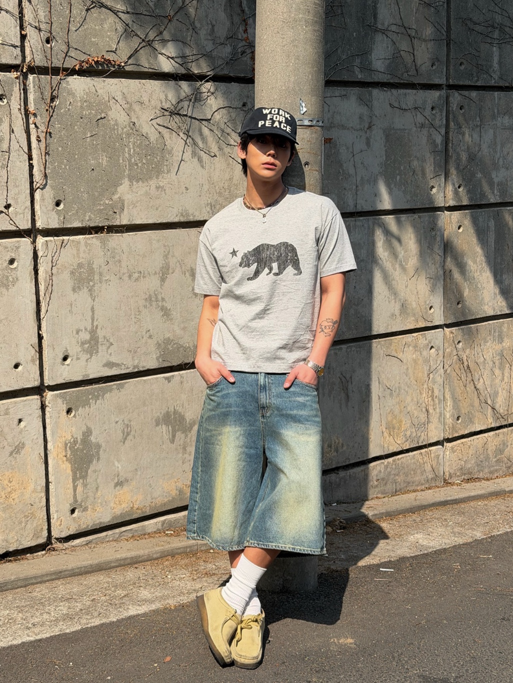 AMOU Cali Bear Half T-Shirts Gray, AMOU Work For Peace 5pannel Cap Black 착용 스타일 - 1