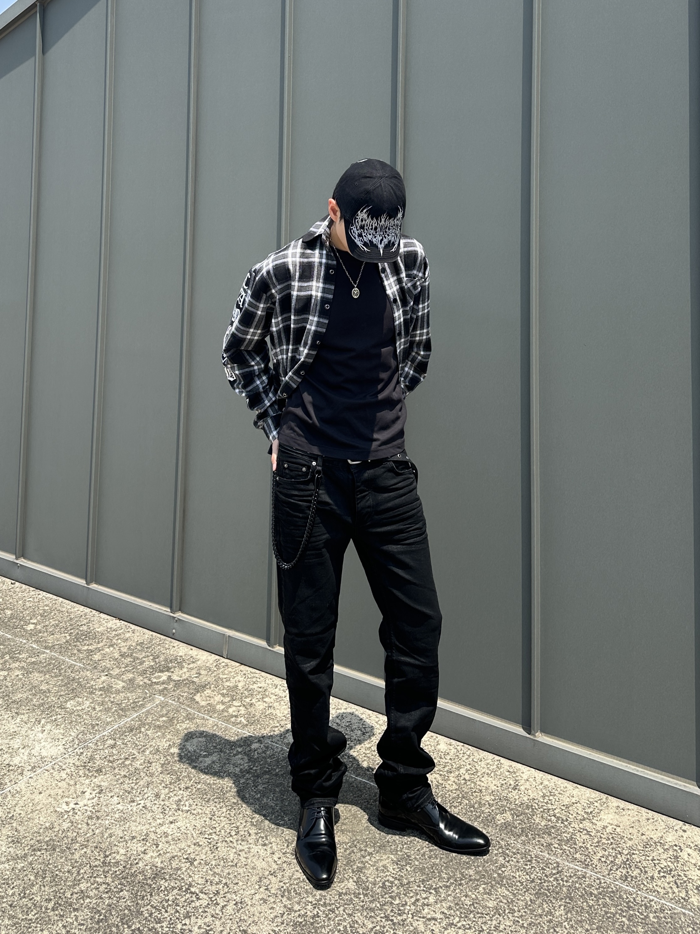 Undermycar Black Bold Chain Slim Straight Wax Coated Jeans Black, Project G/R Metalic Logo Cap Black 착용 스타일 - 2