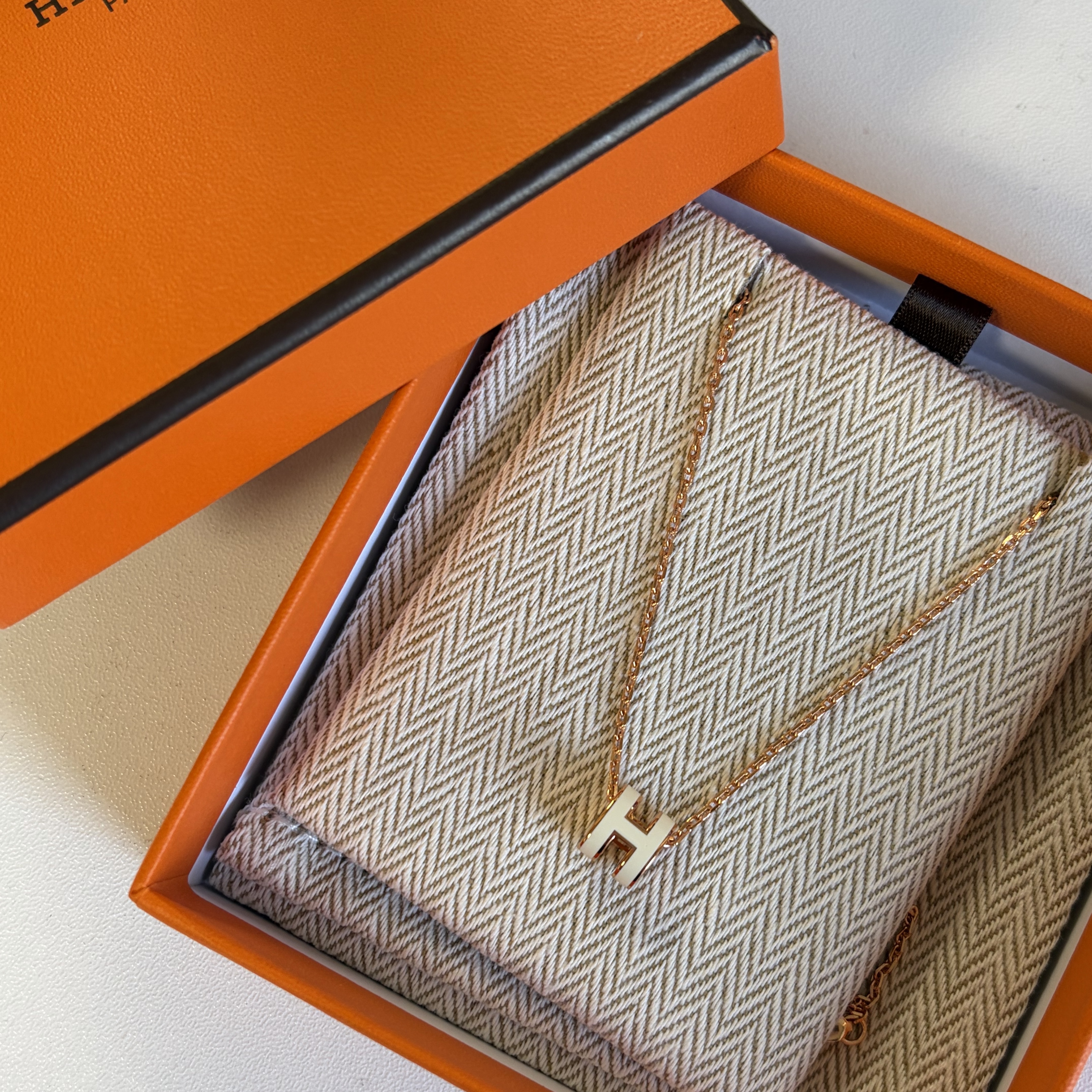 (W) Hermes Mini Pop H Pendant Rose Gold & Blanc 착용 스타일