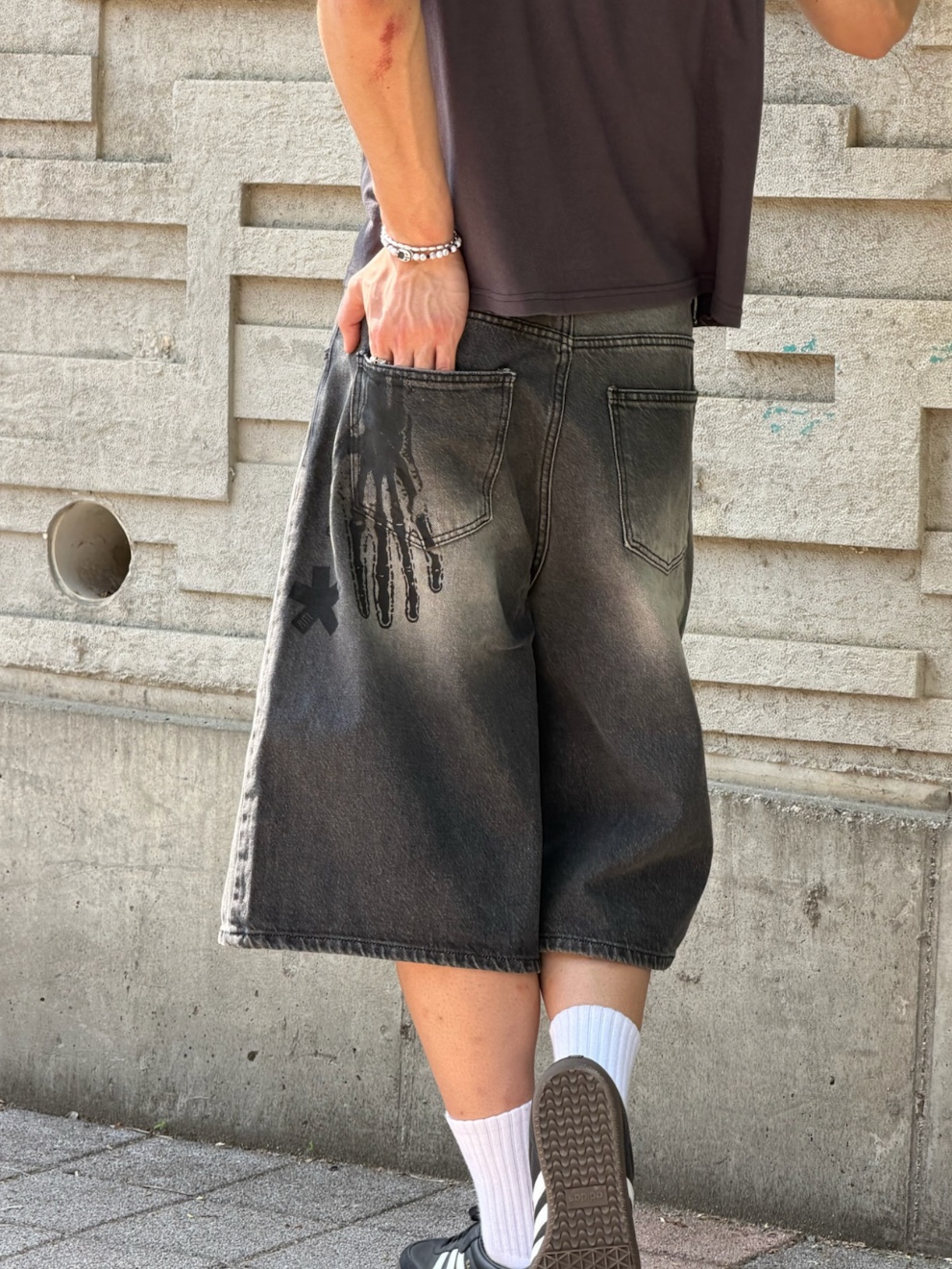 AMOU Hand Sign Denim Bermuda Pants Black 착용 스타일 - 1