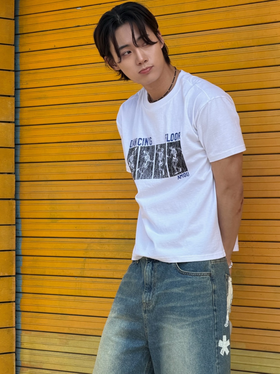 AMOU Dancing Skull Half T-Shirts White, AMOU Hand Sign Denim Bermuda Pants Blue 착용 스타일 - 3