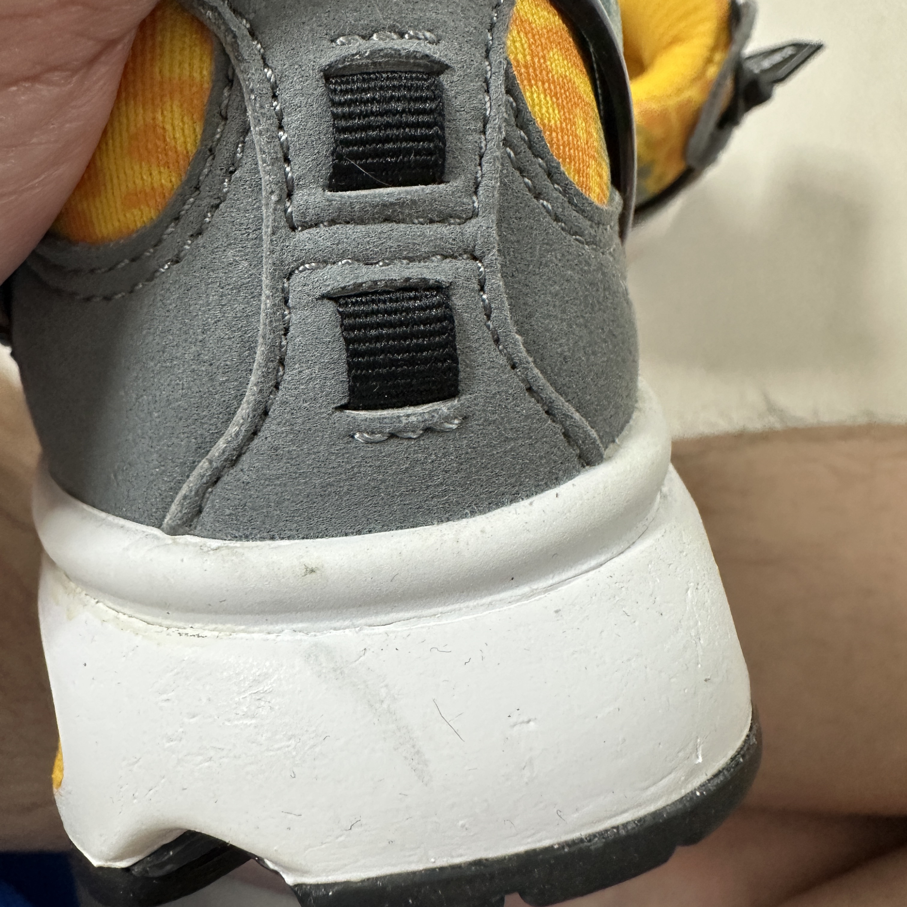 Nike Air Kukini University Gold Cool Grey 착용 스타일 - 5