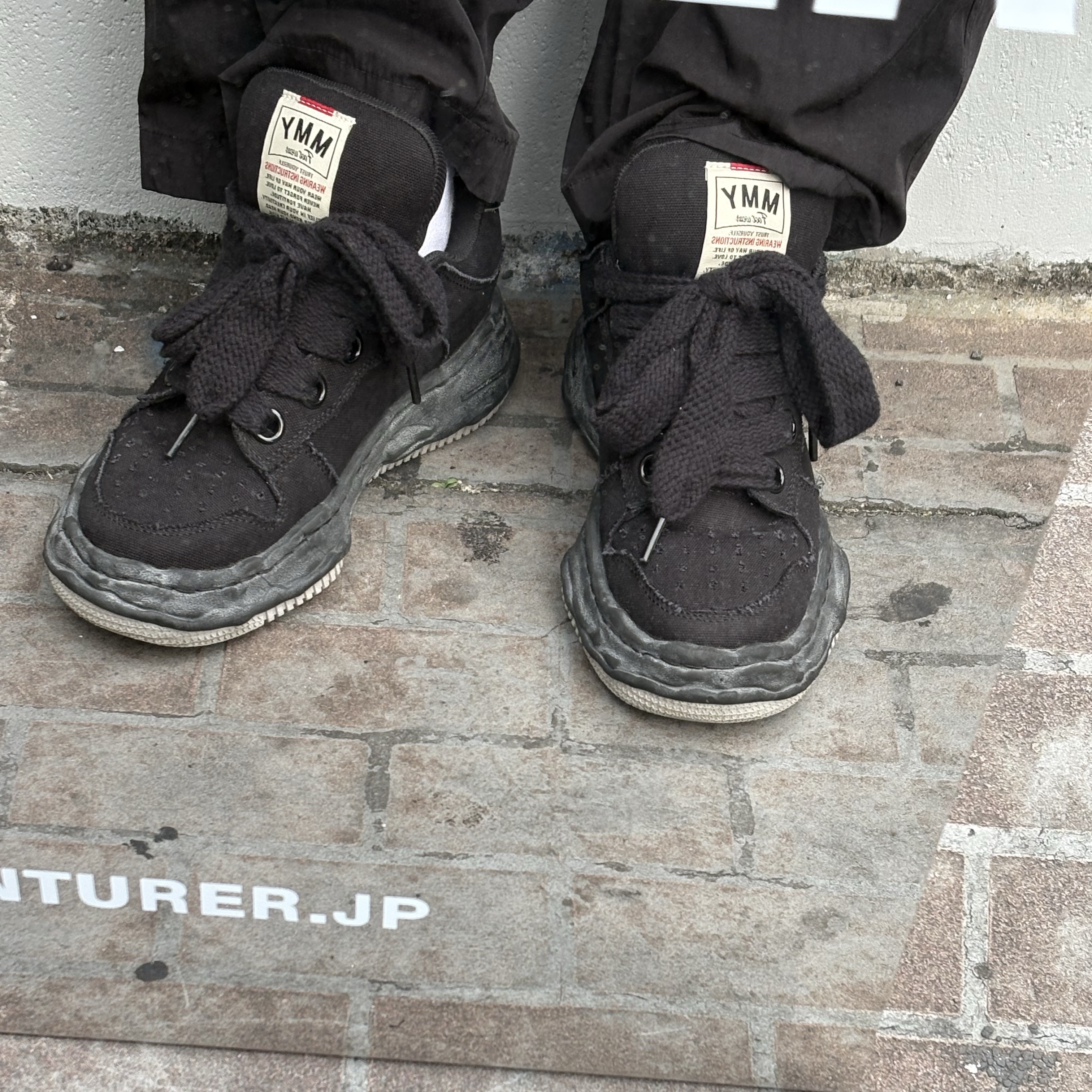 Maison Mihara Yasuhiro Wayne Puffer OG Sole Canvas Low-top Sneaker Black Black, Maison Mihara Yasuhiro Blakey OG STC Sole OD Canvas Low-top Sneakers White 착용 스타일 - 2