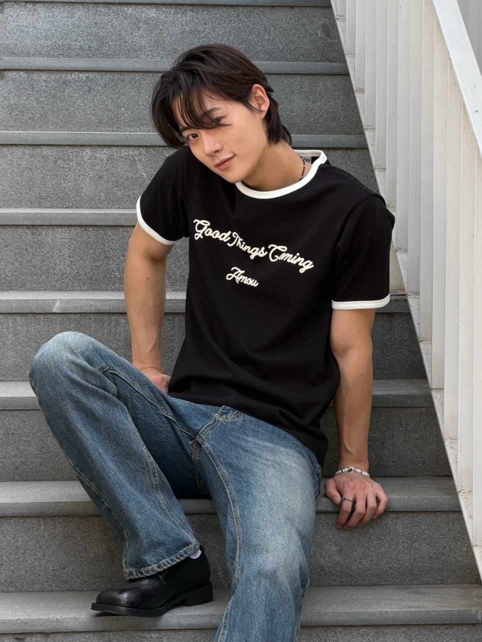 AMOU Good Things Coming Arch Logo Ringer Half T-Shirts Black 착용 스타일 - 2