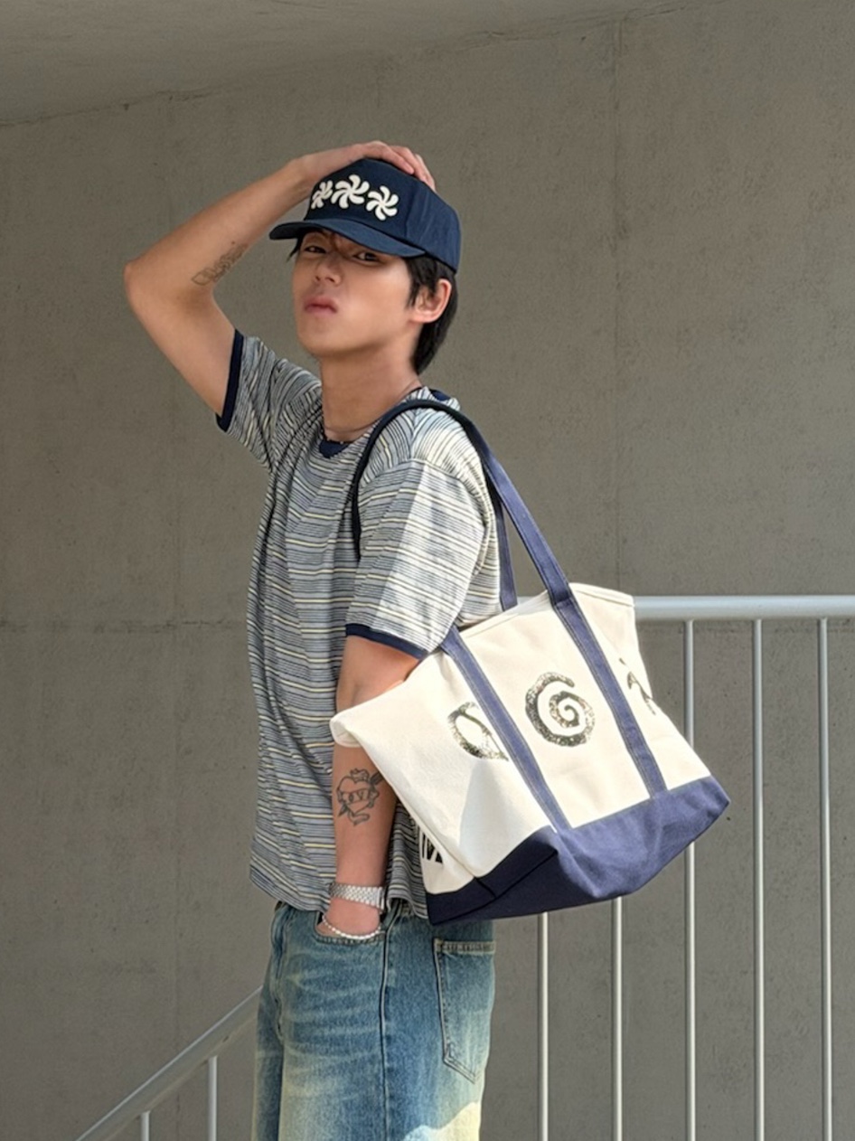 AMOU Amou Multi Stripe Ringer T-Shirts Melange, AMOU Spiral 5Pannel Cap Navy 착용 스타일 - 3