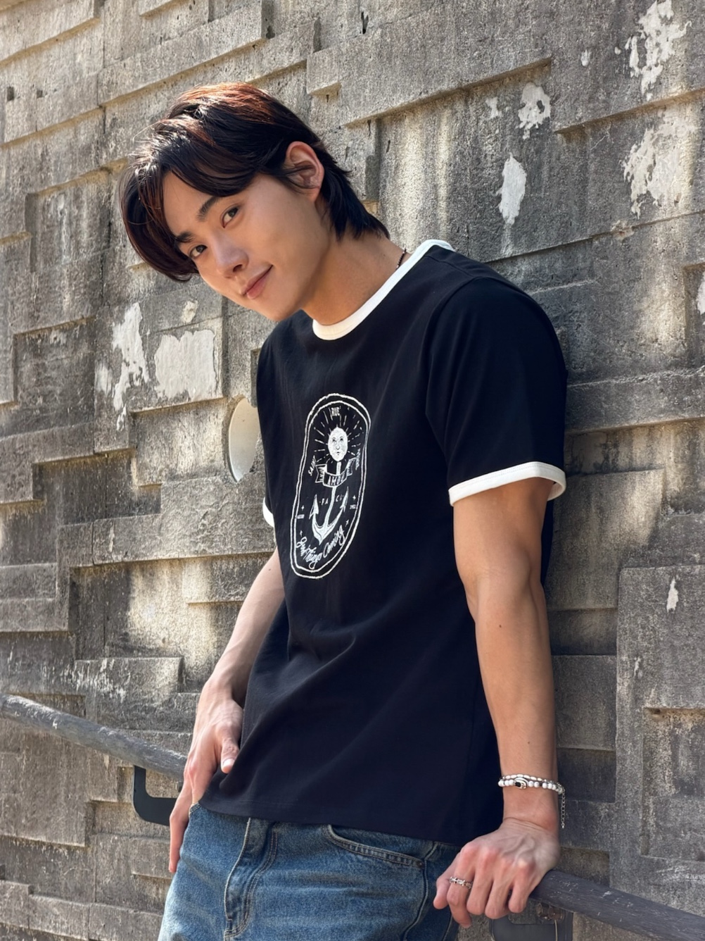 AMOU Anchor Ringer T-Shirts Black 착용 스타일 - 2