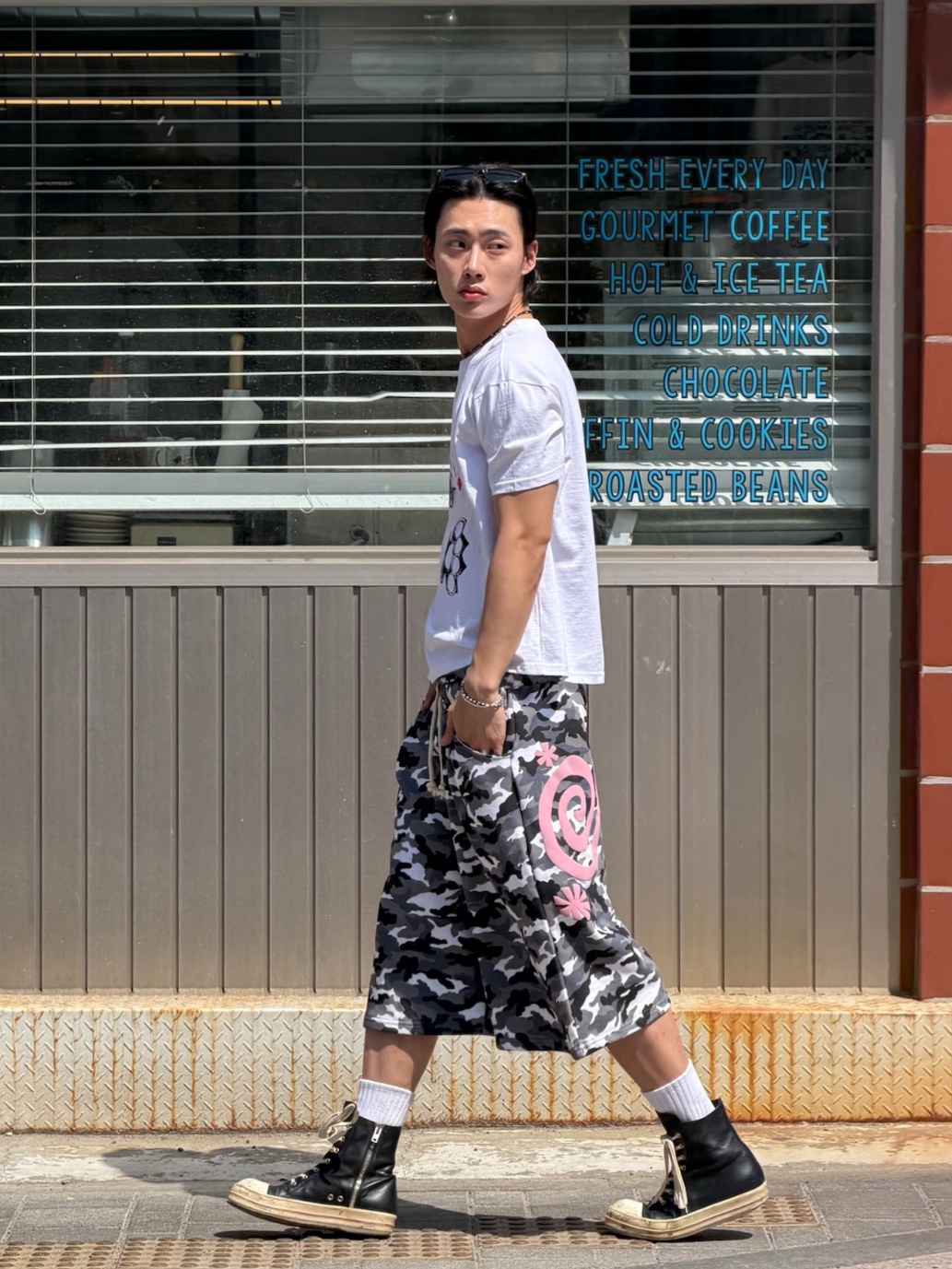 [KREAM 단독] AMOU Danger Love Reglan T-Shirts White, [KREAM 단독] AMOU Molly Camo One Tuck Sweat Bermudapants White 착용 스타일 - 1