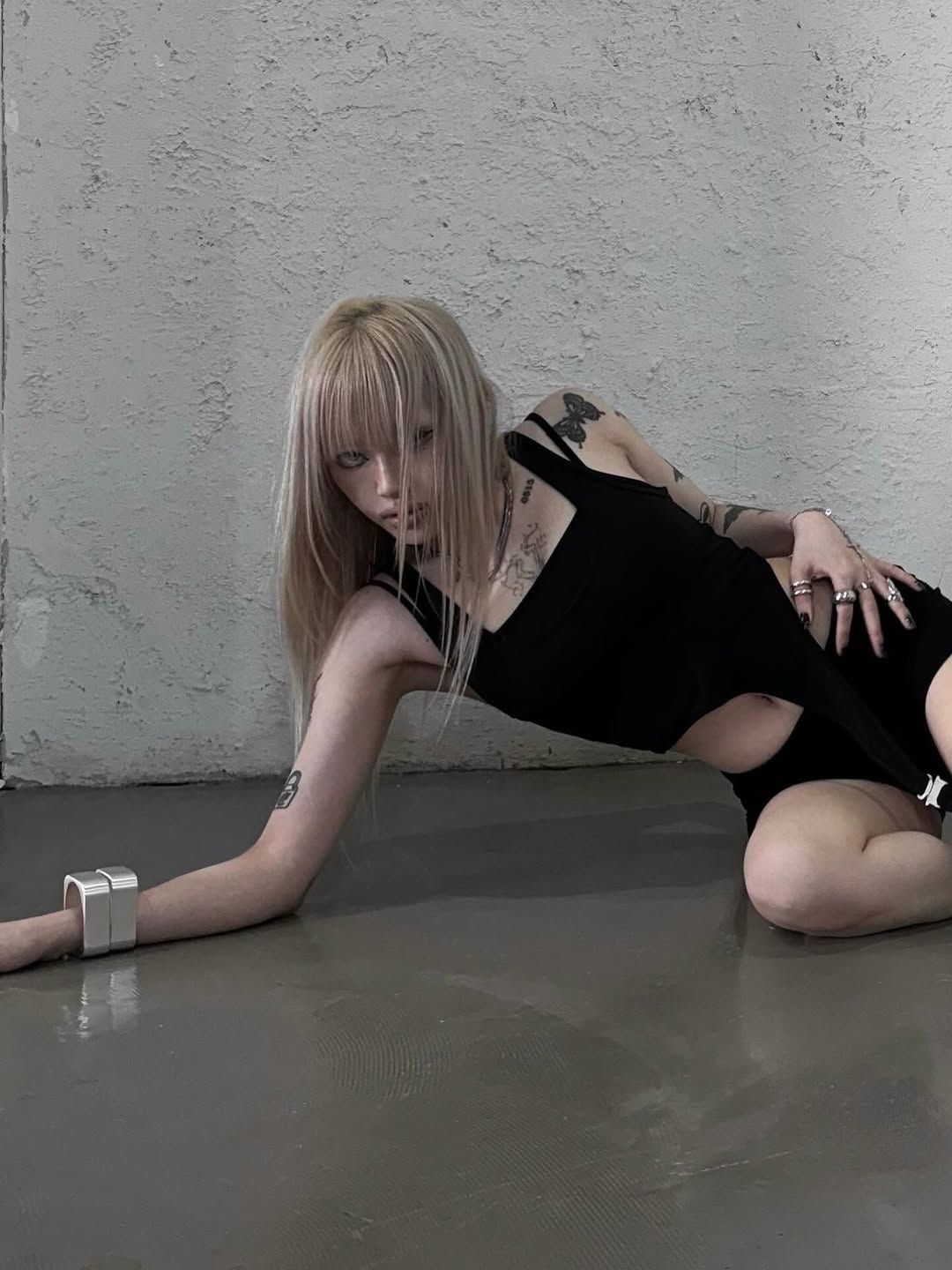 VOONT Cut Out Garter Sleeveless (BLACK) 착용 스타일 - 7