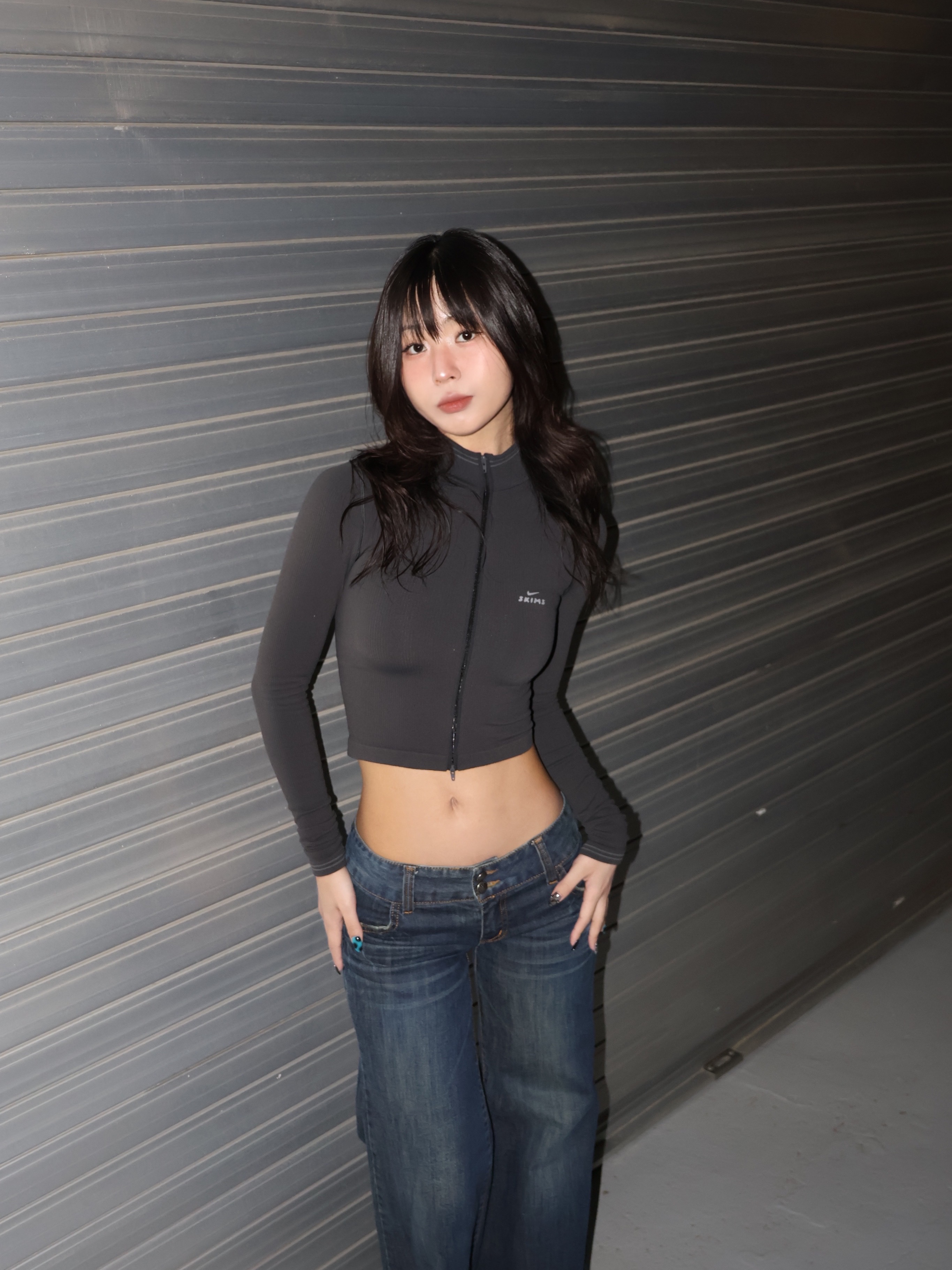 (W) NikeSKIMS Ribbed Seamless Cropped Full-Zip Jacket NSKM Obsidian NSKM Armor 착용 스타일 - 3