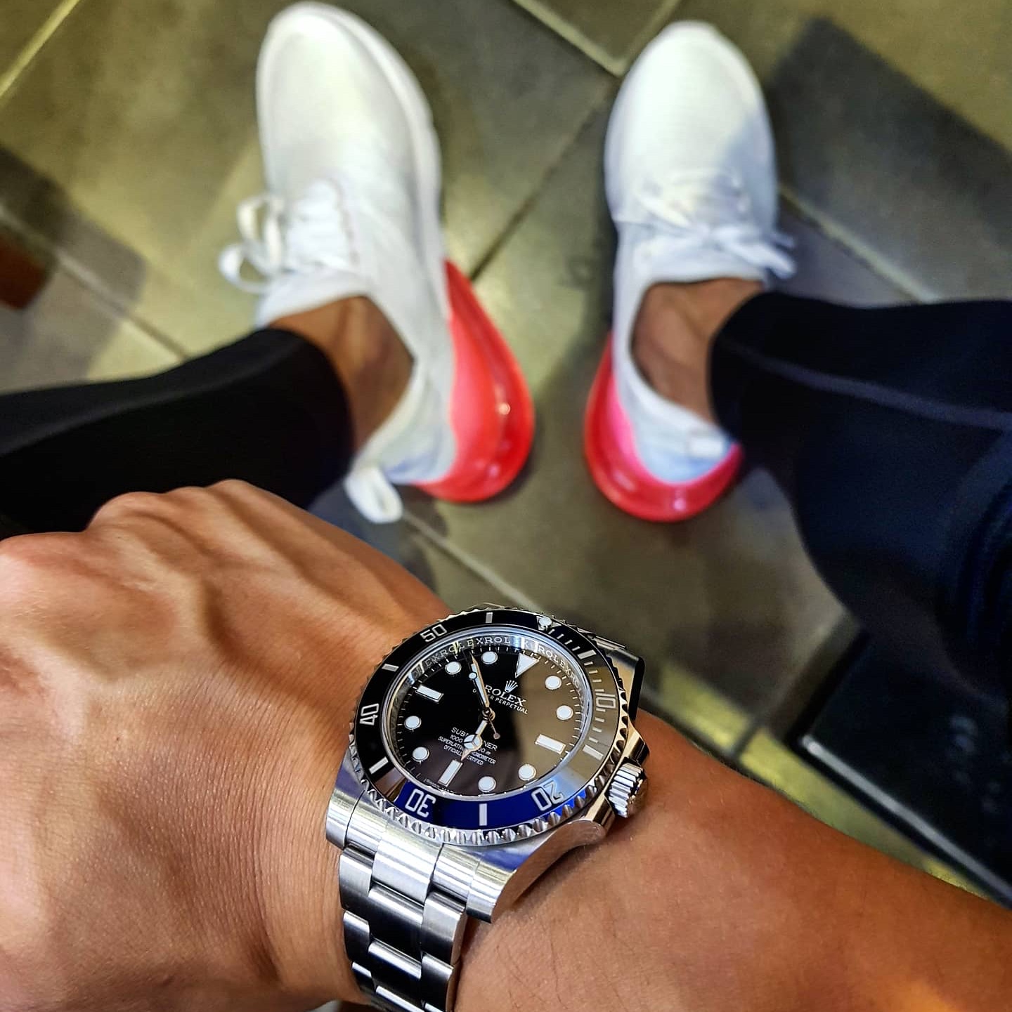Rolex Submariner 40mm 114060 Black Oyster 착용 스타일 - 2