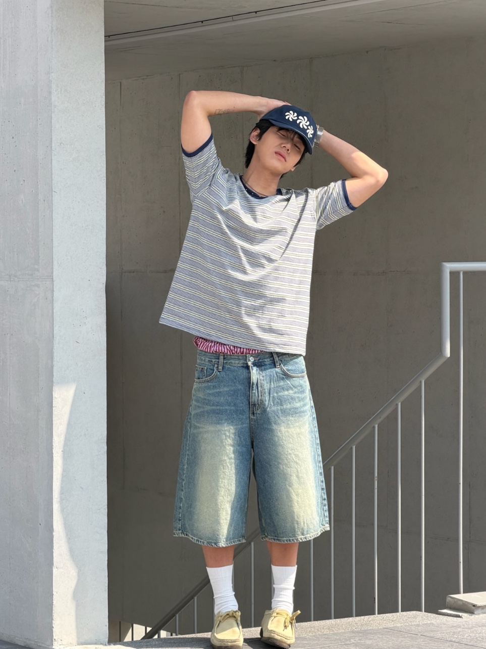 AMOU Amou Multi Stripe Ringer T-Shirts Melange, AMOU Spiral 5Pannel Cap Navy 착용 스타일 - 2