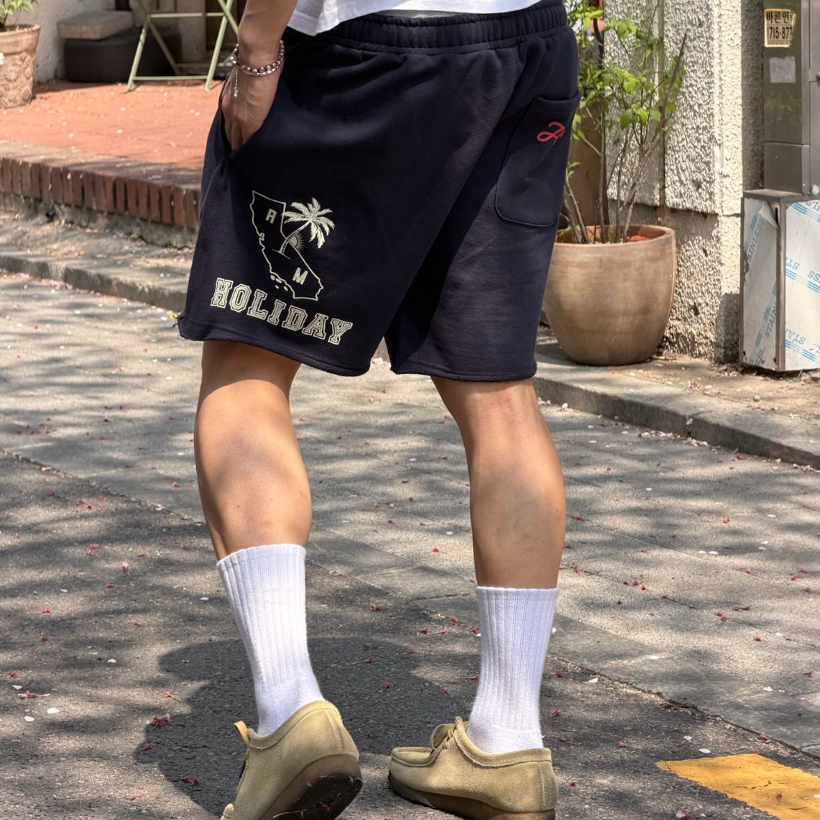 [KREAM 단독] AMOU Cali Shorts Navy 착용 스타일 - 3