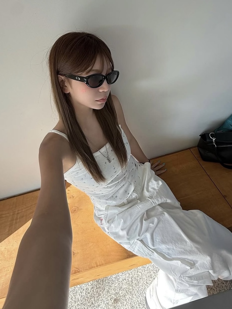(W) Glowny x Champion Camisole White 착용 스타일