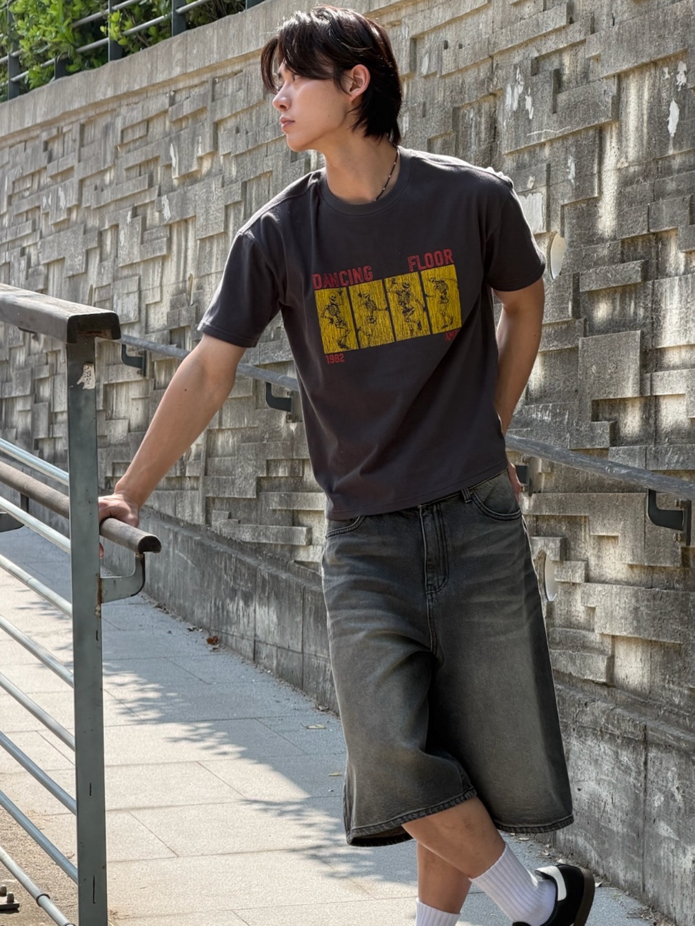 AMOU Dancing Skull Half T-Shirts Chacoal 착용 스타일