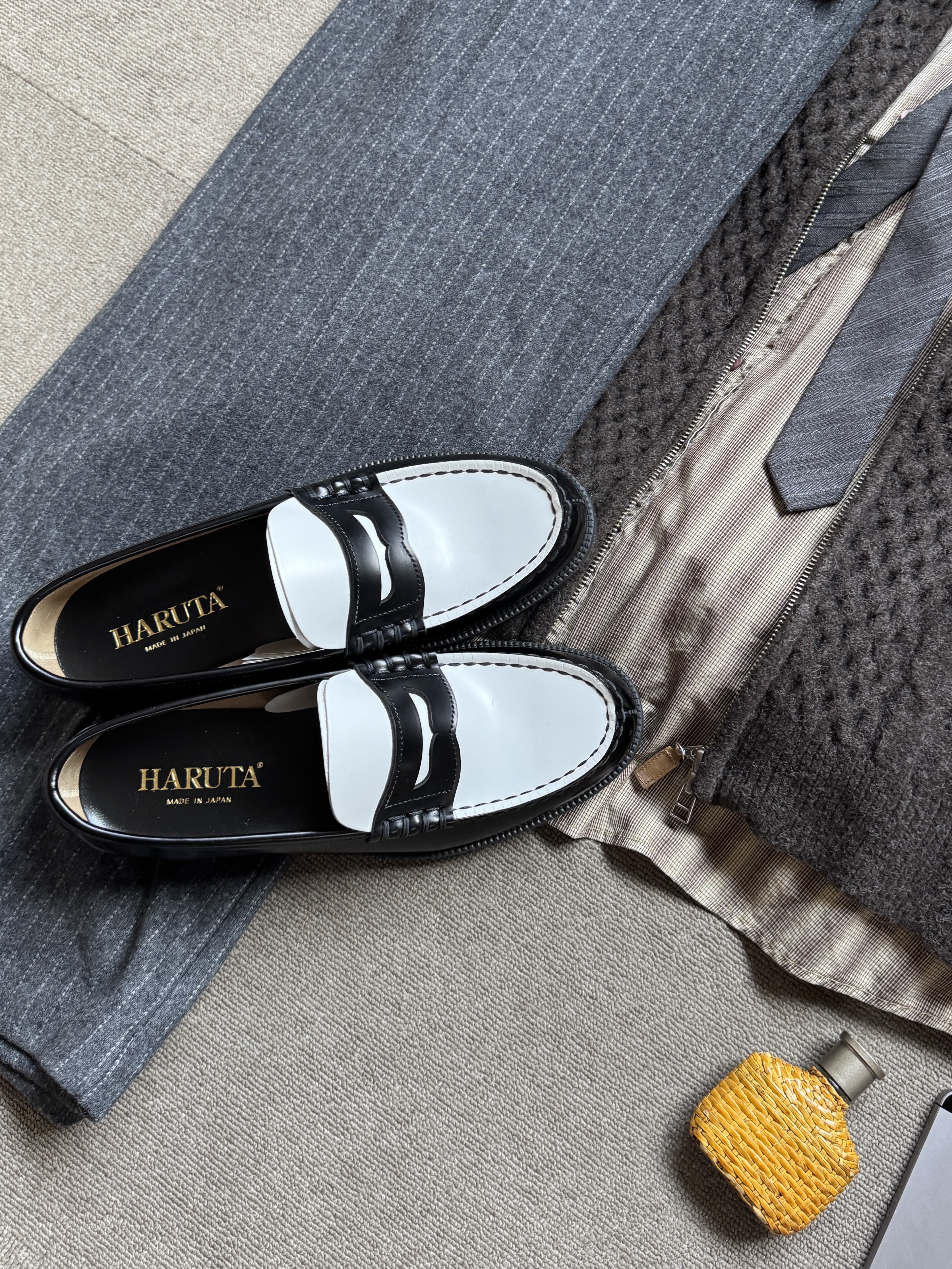 Haruta HS-906 Penny Loafer Black & White 착용 스타일 - 9