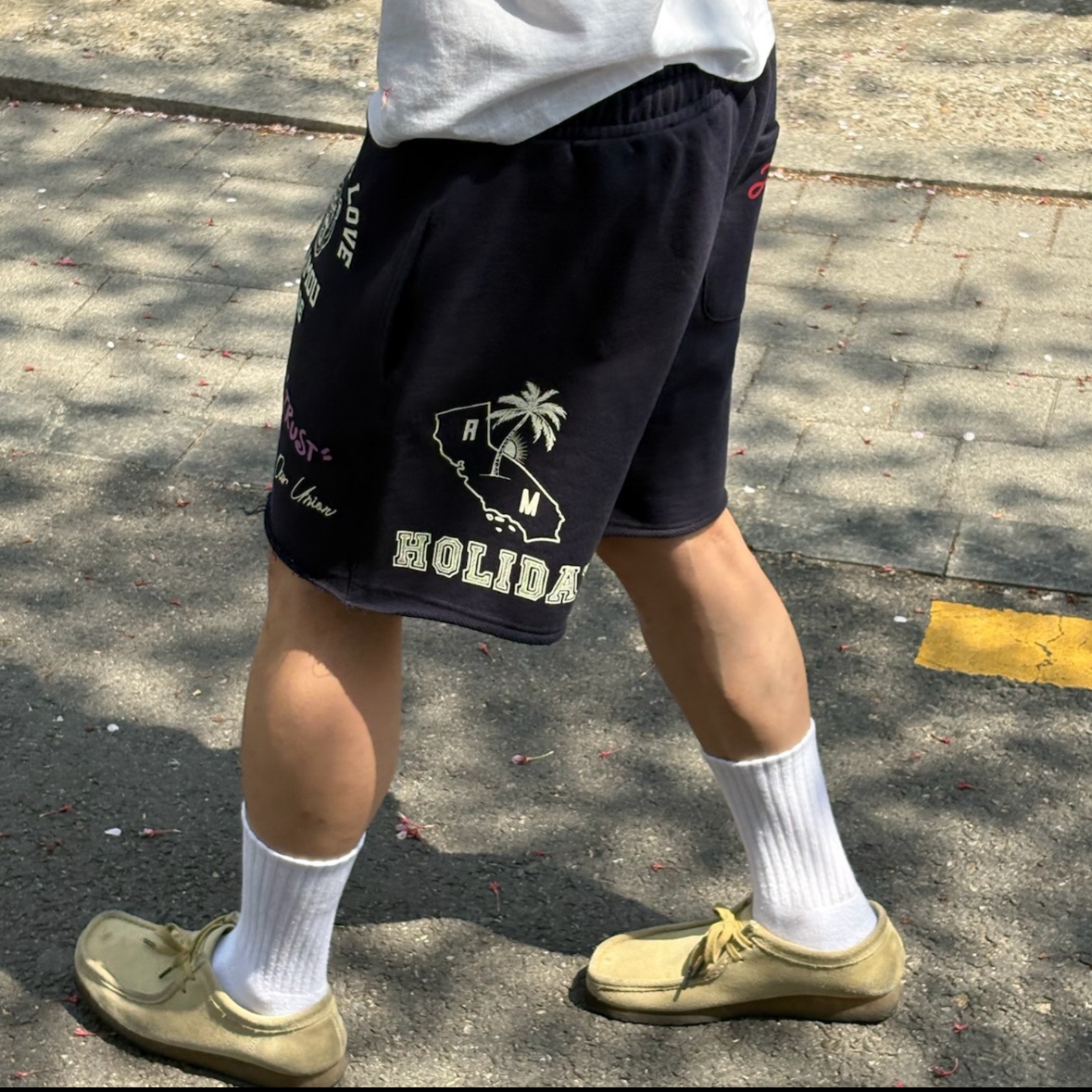 [KREAM 단독] AMOU Cali Shorts Navy 착용 스타일 - 2