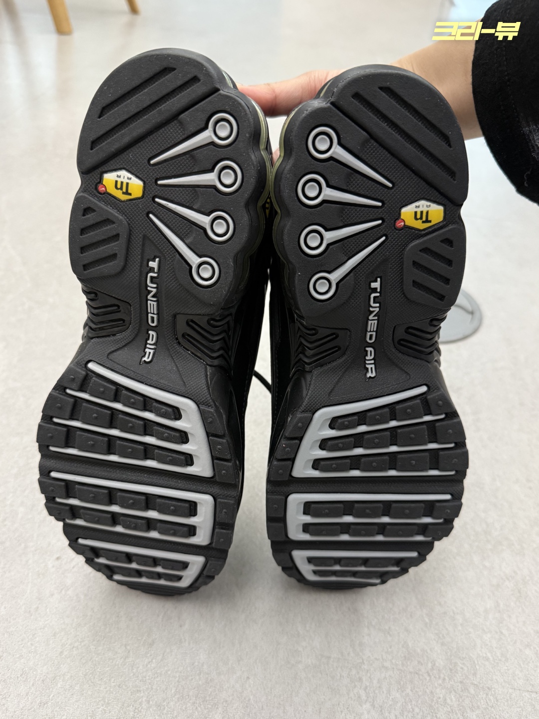 Nike Air Max Plus 3 Black Wolf Grey 착용 스타일 - 5
