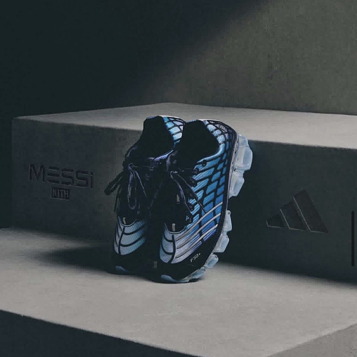 Adidas x Kith x Messi Football F50 Megaride Legend Ink Clear Blue Metallic Silver 착용 스타일