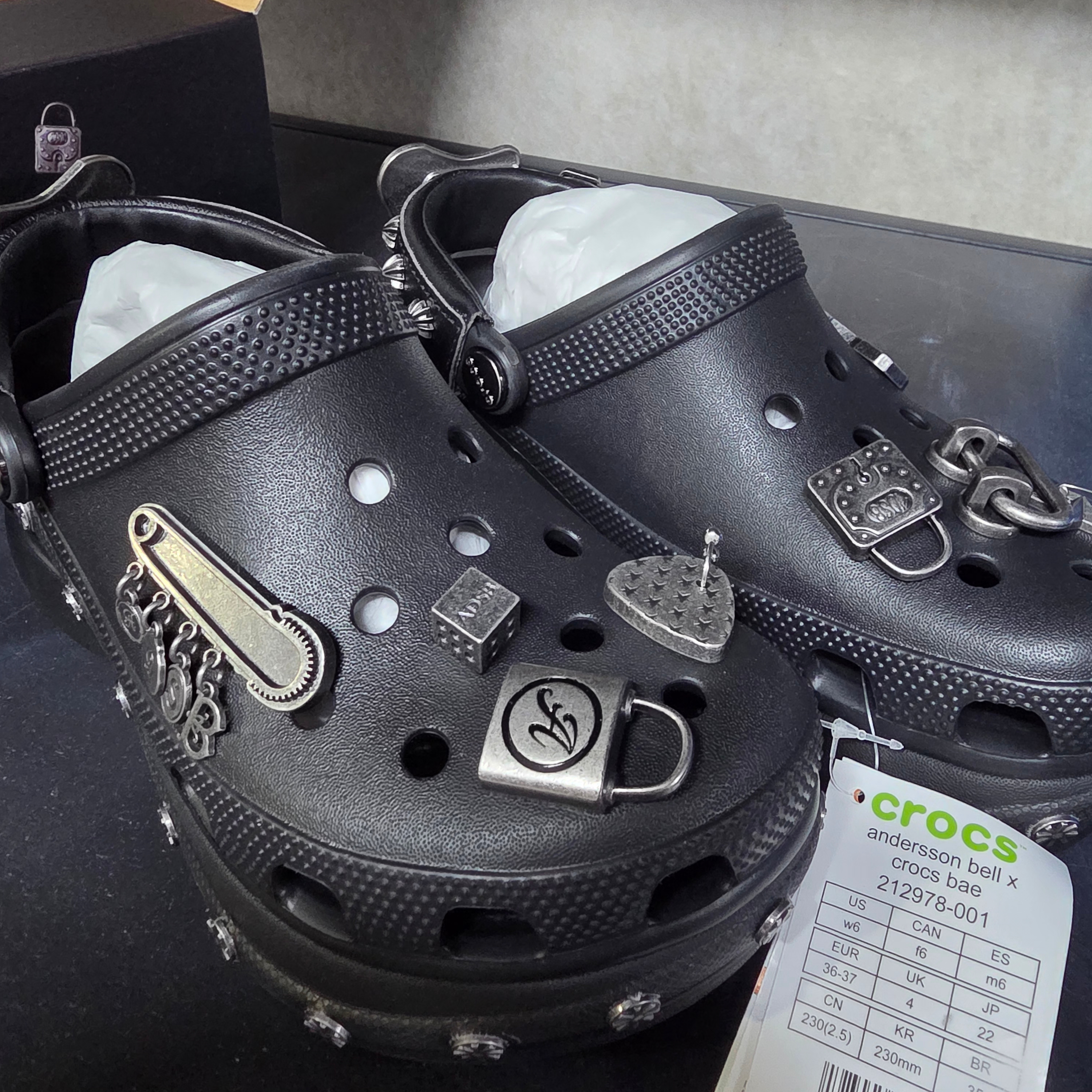 (W) Crocs x Andersson Bell Bae Clog Black 착용 스타일