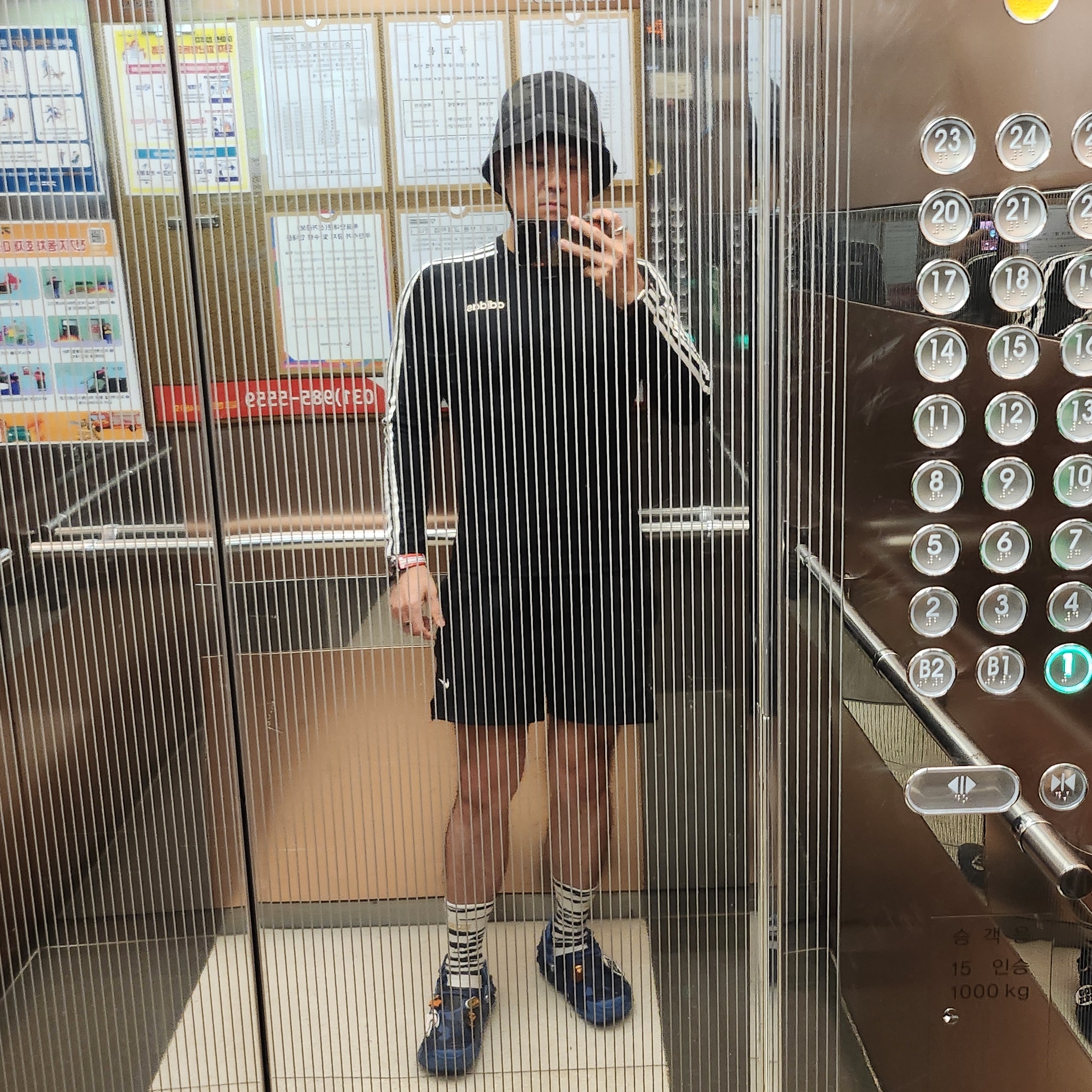 Crocs x BAPE Echo RO Clog Navy 착용 스타일 - 1