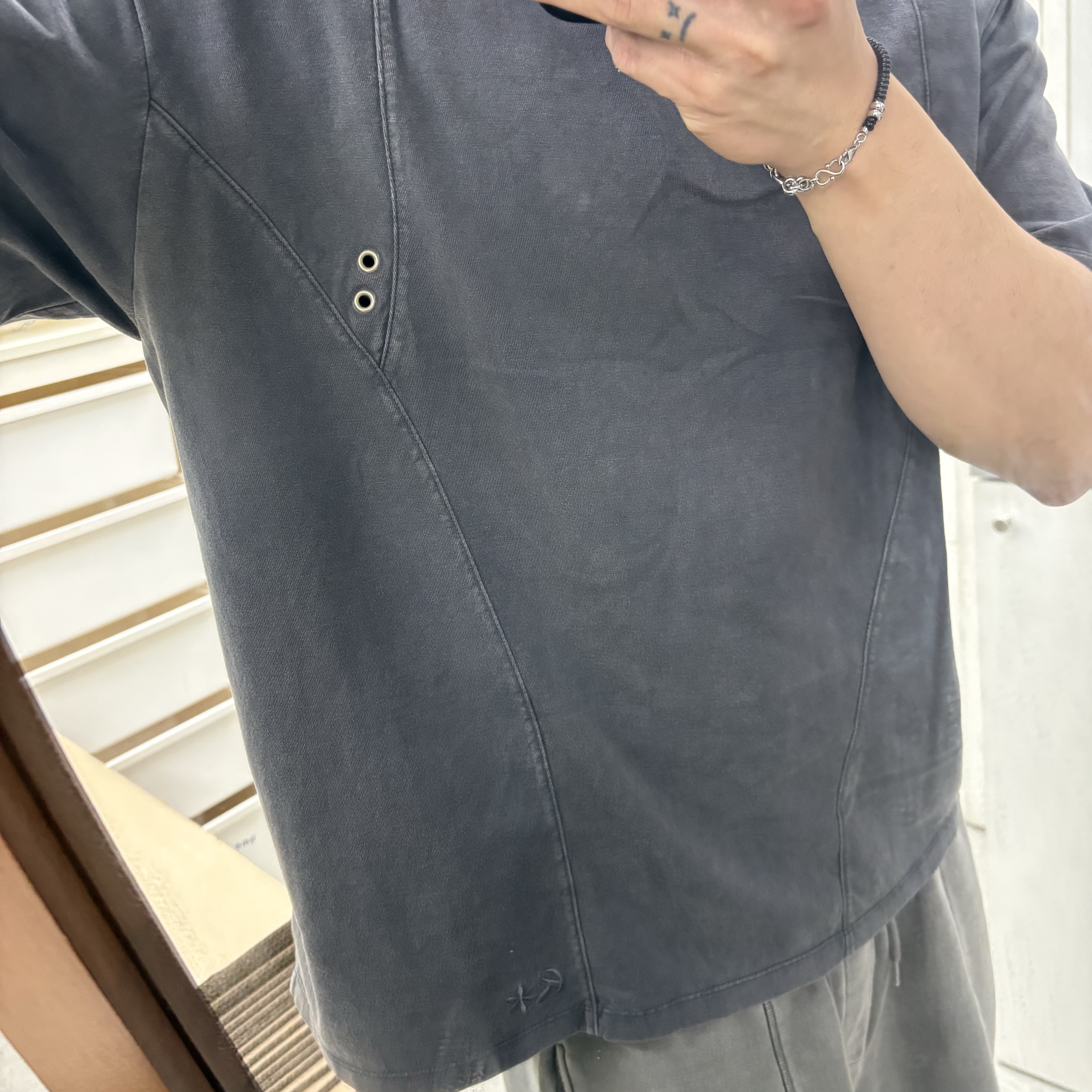 Riomeu Curved Incision Washed Short Sleeve T-shirt Gray 착용 스타일 - 3