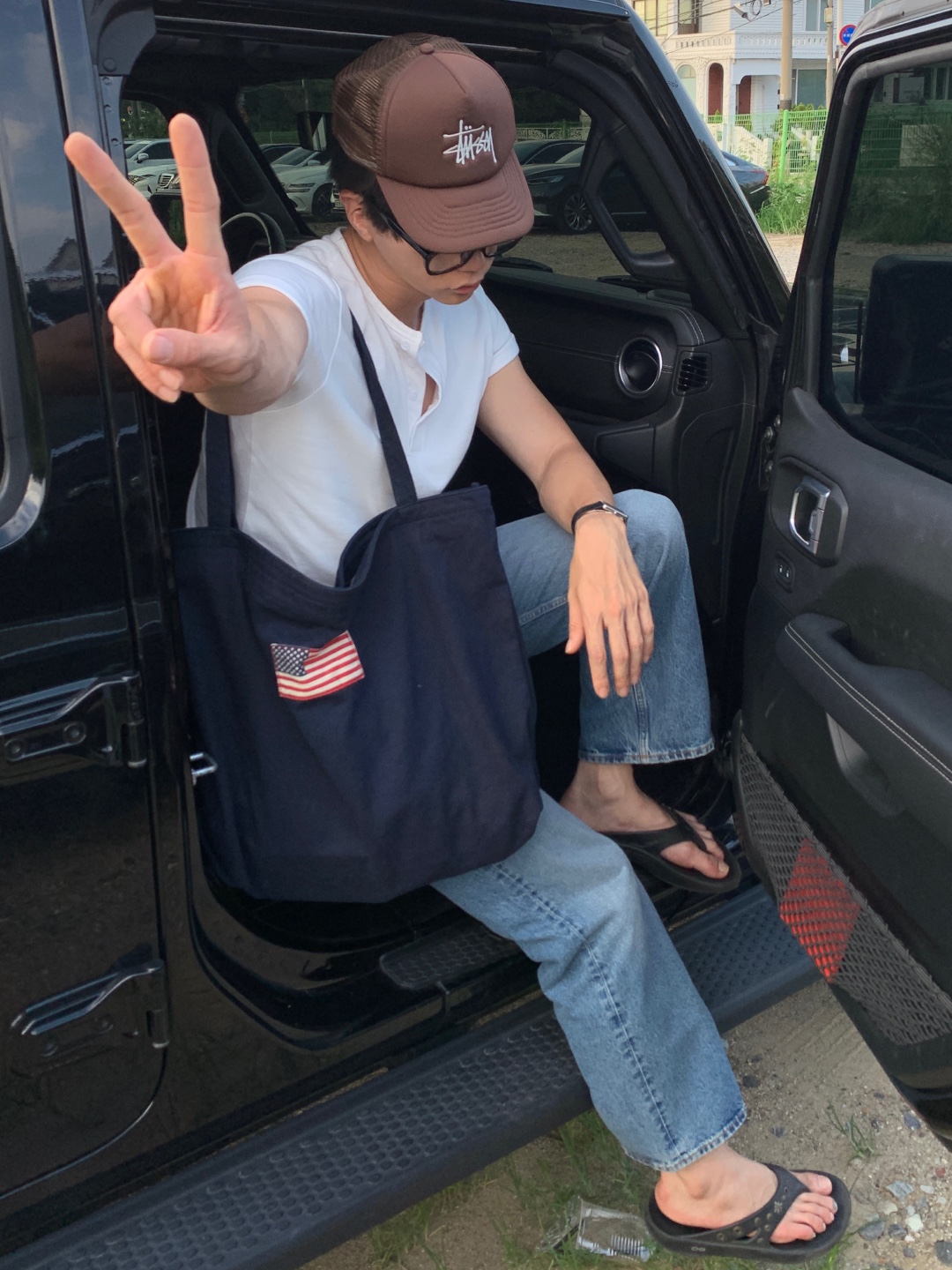 [10% 적립] OOFOS OOriginal + Black Unisex Flip-Flops, [10% 적립] OOFOS OOriginal + Bright Lime Unisex Flip-Flops 착용 스타일 - 4