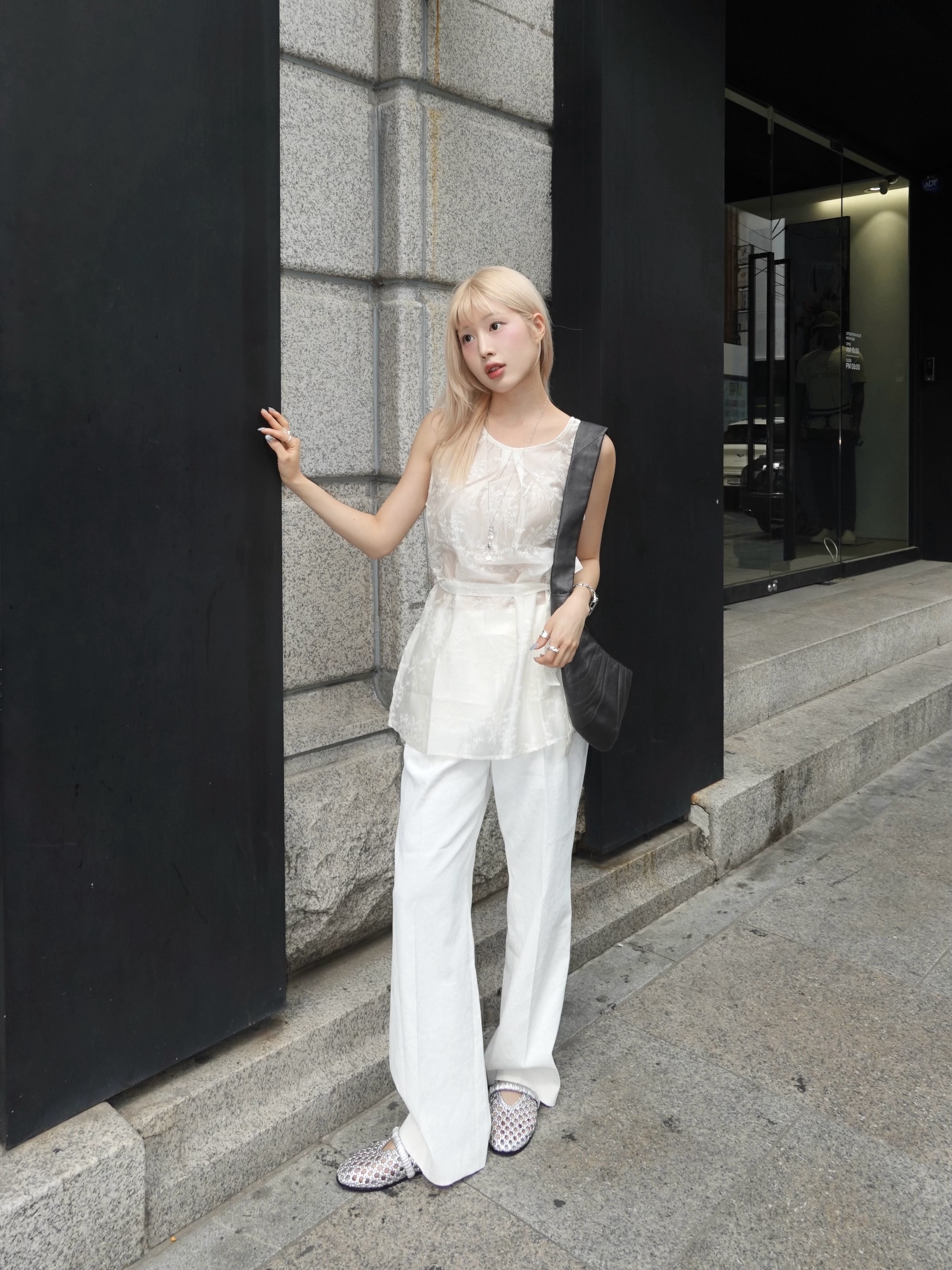 Lemaire Small Croissant Bag Soft Nappa Leather Dark Chocolate 착용 스타일 - 6
