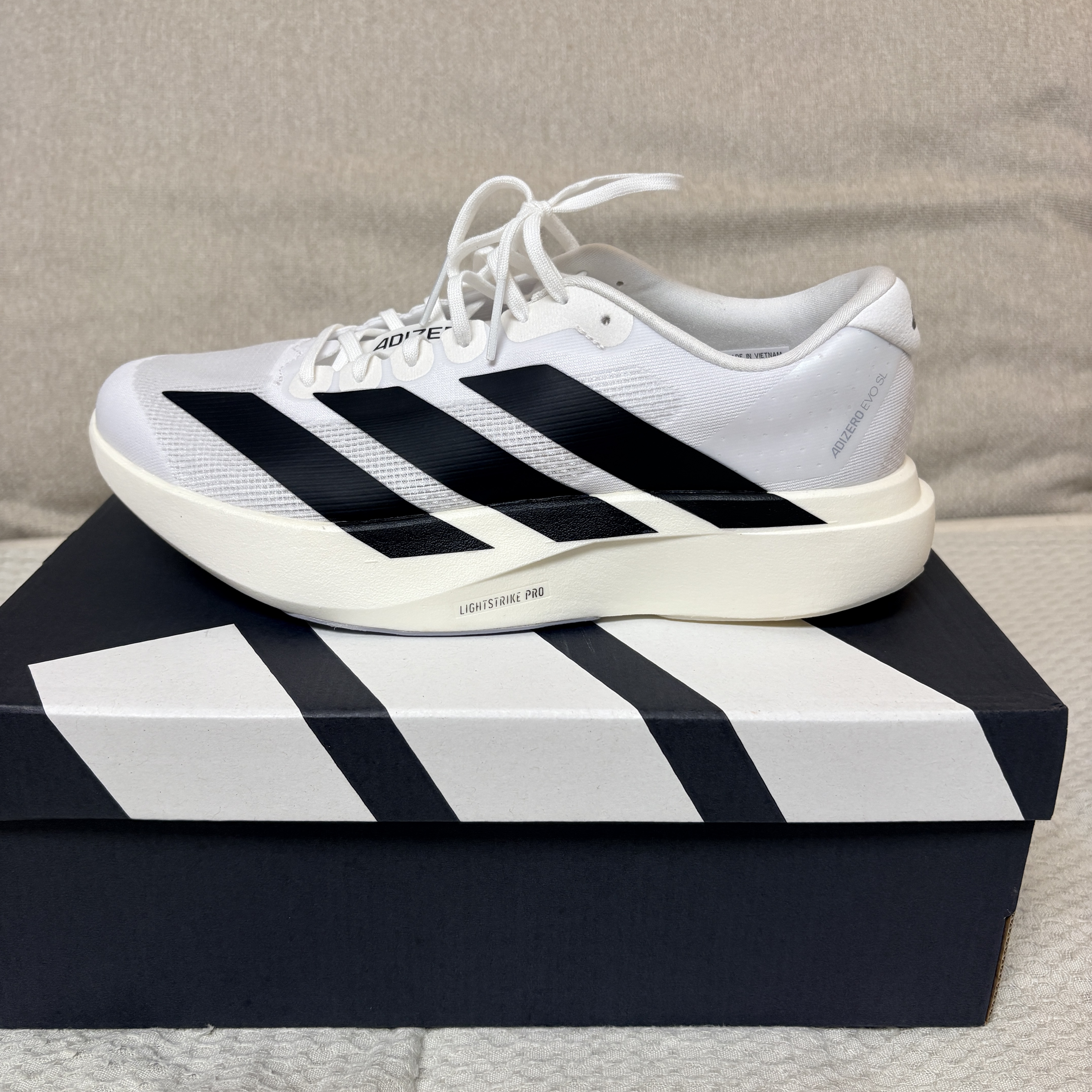 Adidas Adizero EVO SL Cloud White Core Black 착용 스타일 - 2
