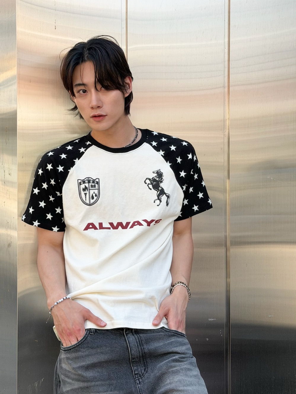 AMOU Always Star Reglan T-Shirts Black 착용 스타일 - 1