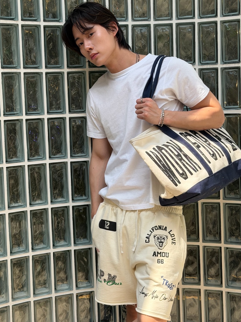 AMOU 3Spot Tote Bag, [KREAM 단독] AMOU Cali Shorts Cream 착용 스타일 - 1