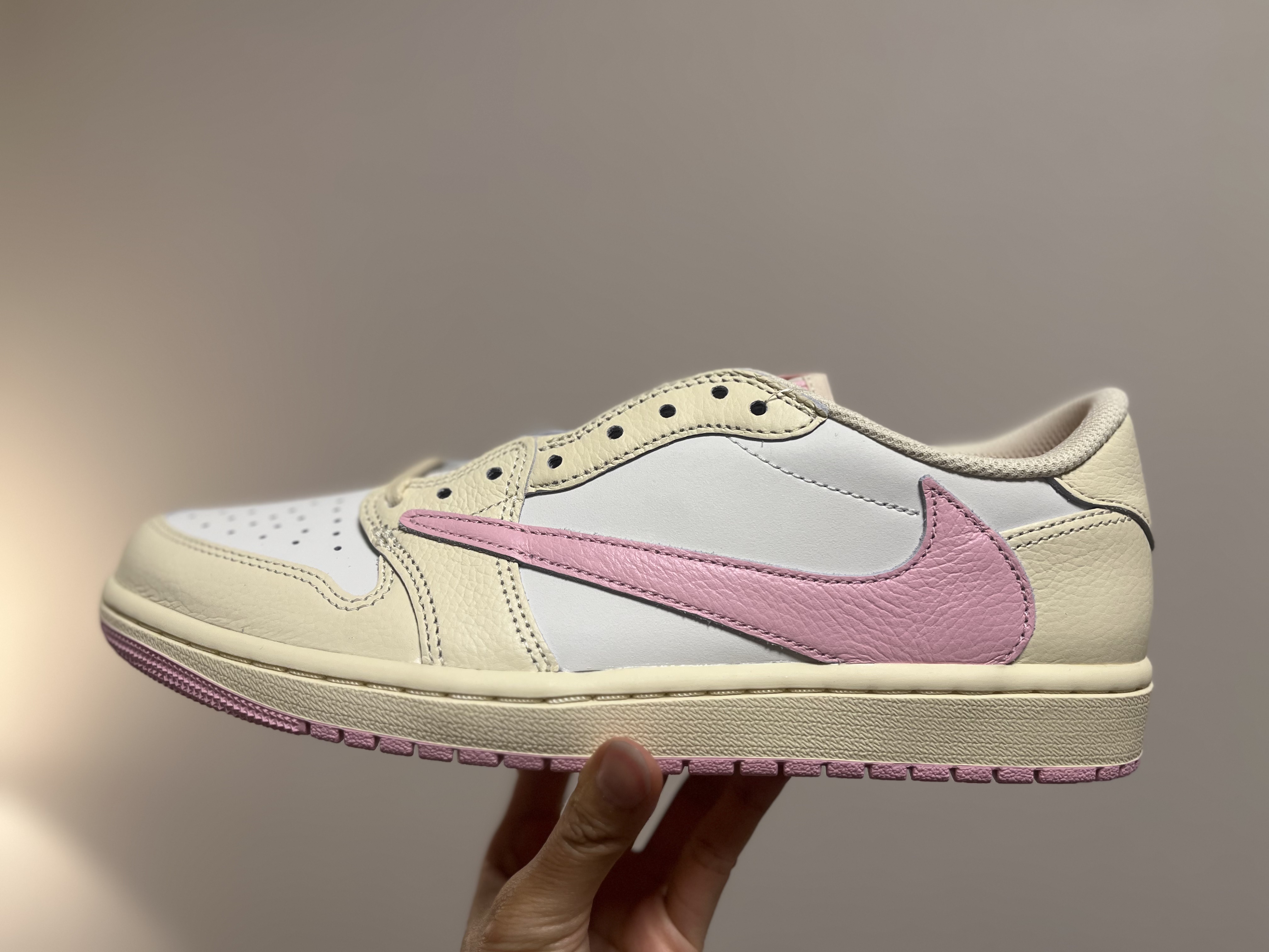 Jordan 1 x Travis Scott Retro Low OG SP Muslin Shy Pink 착용 스타일 - 1