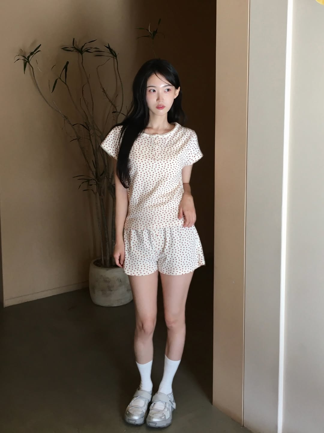 Rosefrantz Rose & Berry Lounge T-shirt [Ivory], Rosefrantz Rose & Berry Lounge Shorts [Ivory] 착용 스타일 - 4