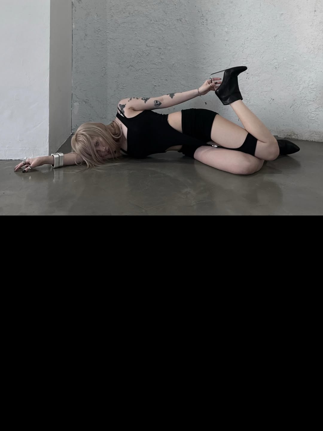 VOONT Cut Out Garter Sleeveless (BLACK) 착용 스타일 - 5