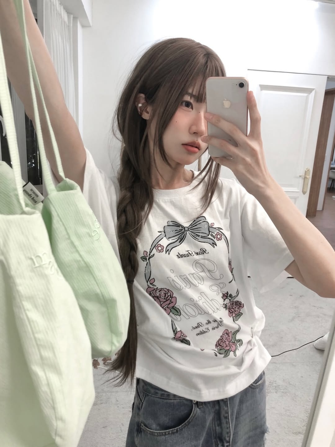 Rosefrantz Vintage Floral Frame T-shirt [White] 착용 스타일 - 4