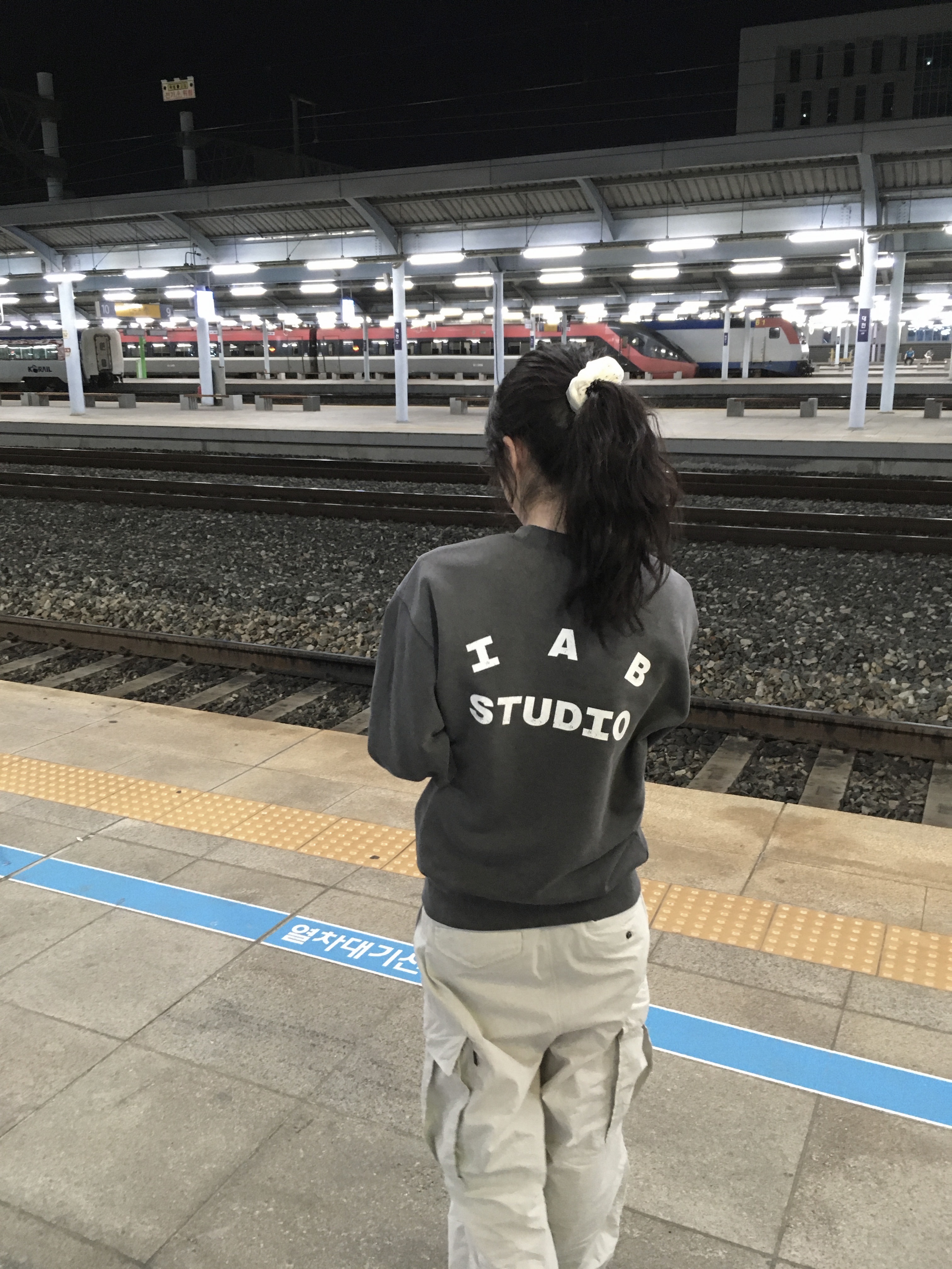 IAB Studio IAB Damaged Logo Sweatshirt Charcoal 착용 스타일 - 2