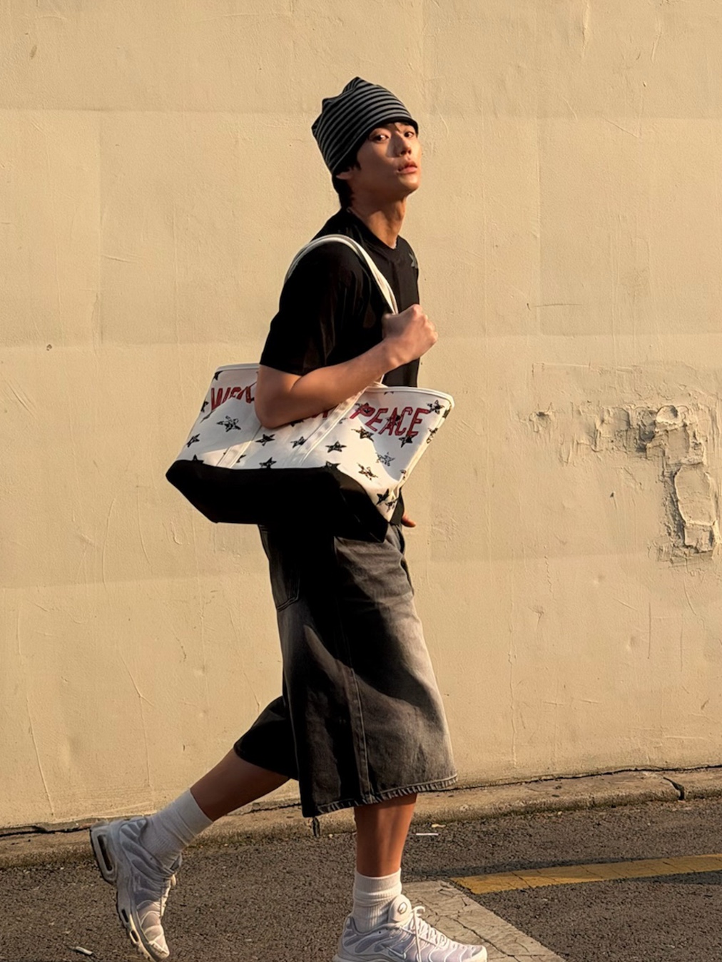 AMOU Dot Star Tote Bag, AMOU Reversible Stripe Beanie Black 착용 스타일 - 2