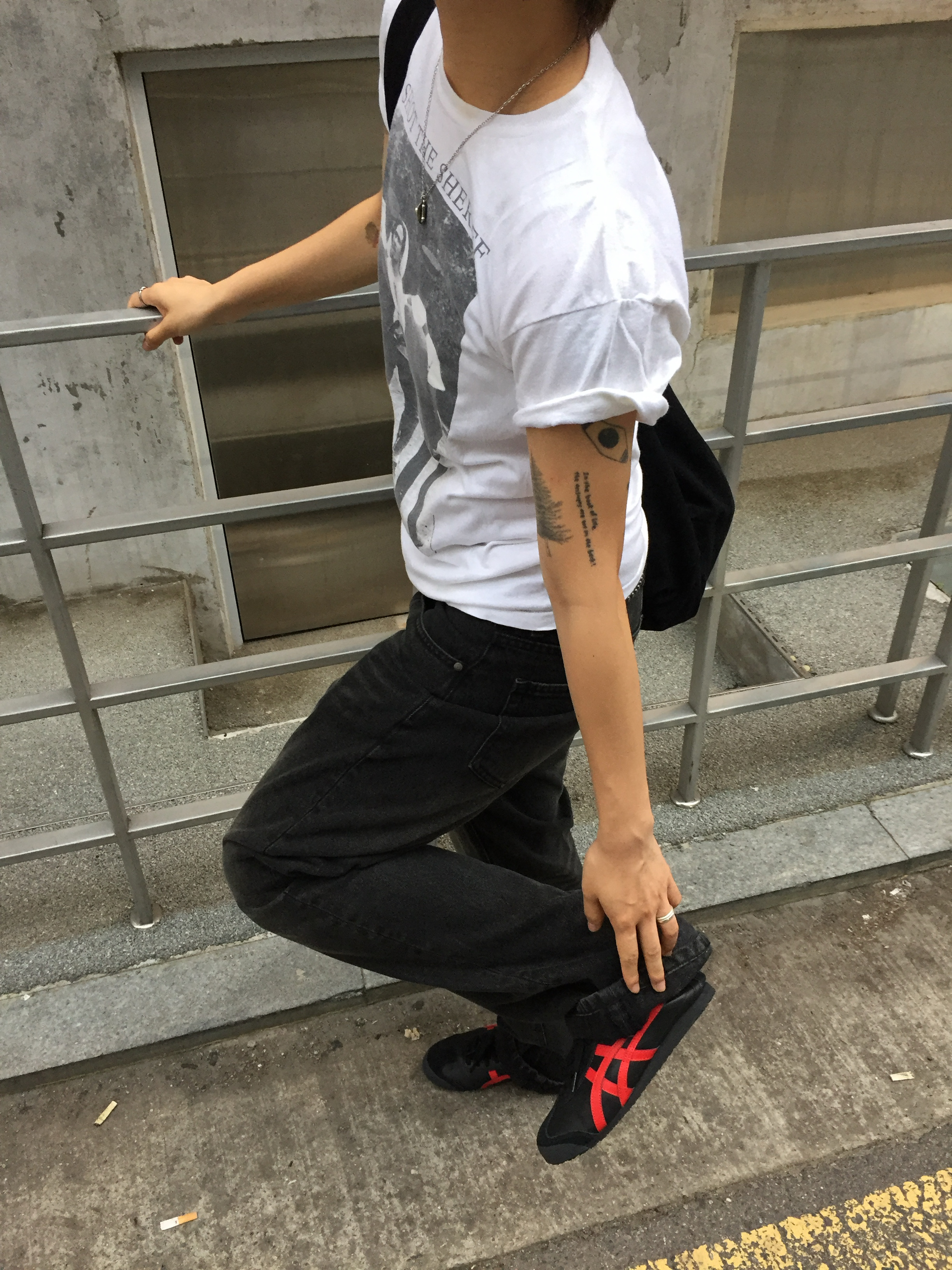 Onitsuka Tiger Mexico 66 Black Classic Red 착용 스타일 - 2