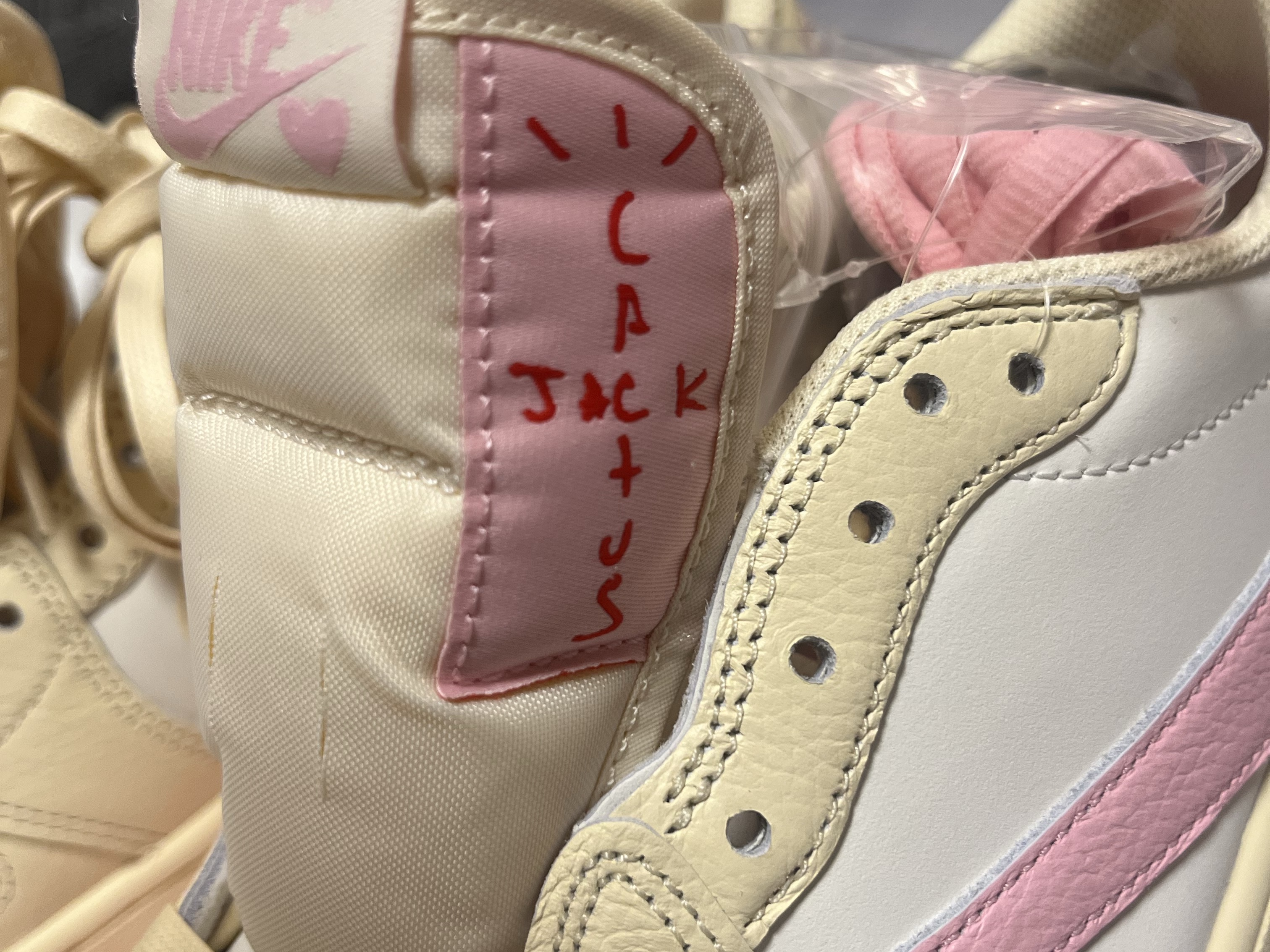 Jordan 1 x Travis Scott Retro Low OG SP Muslin Shy Pink 착용 스타일 - 7