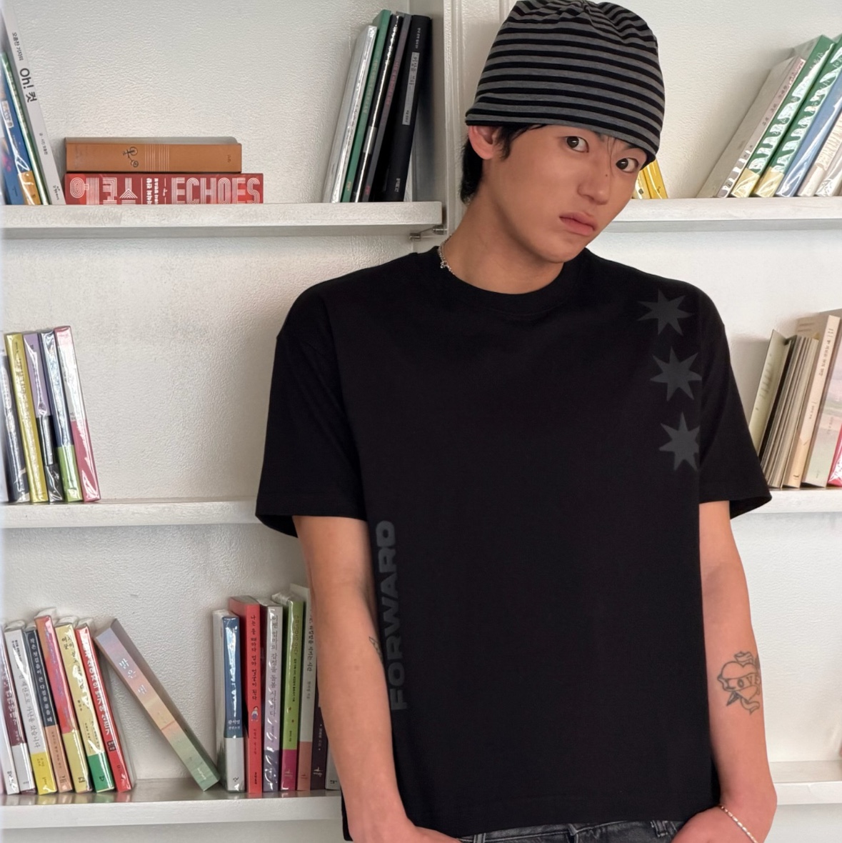 AMOU Motion Half T-Shirts Black, AMOU Reversible Stripe Beanie Black 착용 스타일 - 2