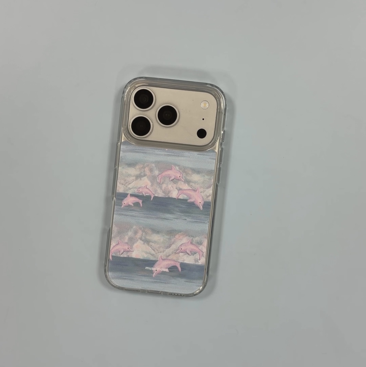Musemood Pink Dolphin MagSafe Clear Phone Case 착용 스타일 - 2