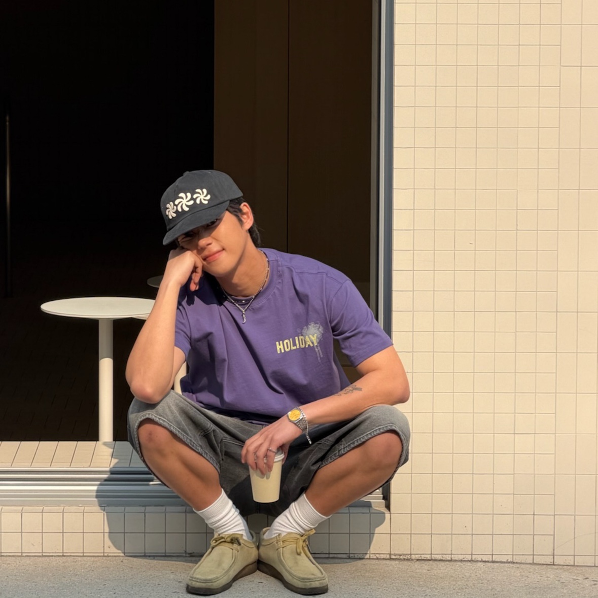 AMOU Holiday Half T- Shirts Purple, AMOU Spiral 5Pannel Cap Black 착용 스타일 - 1