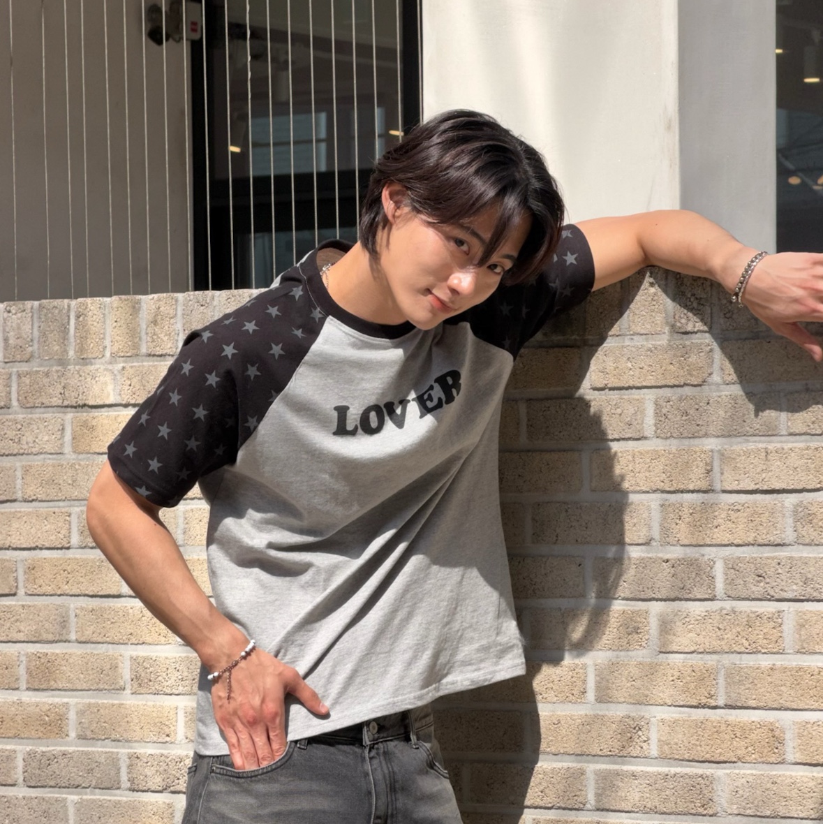 [KREAM 단독] AMOU Lover Reglan T-Shirts Chacoal 착용 스타일