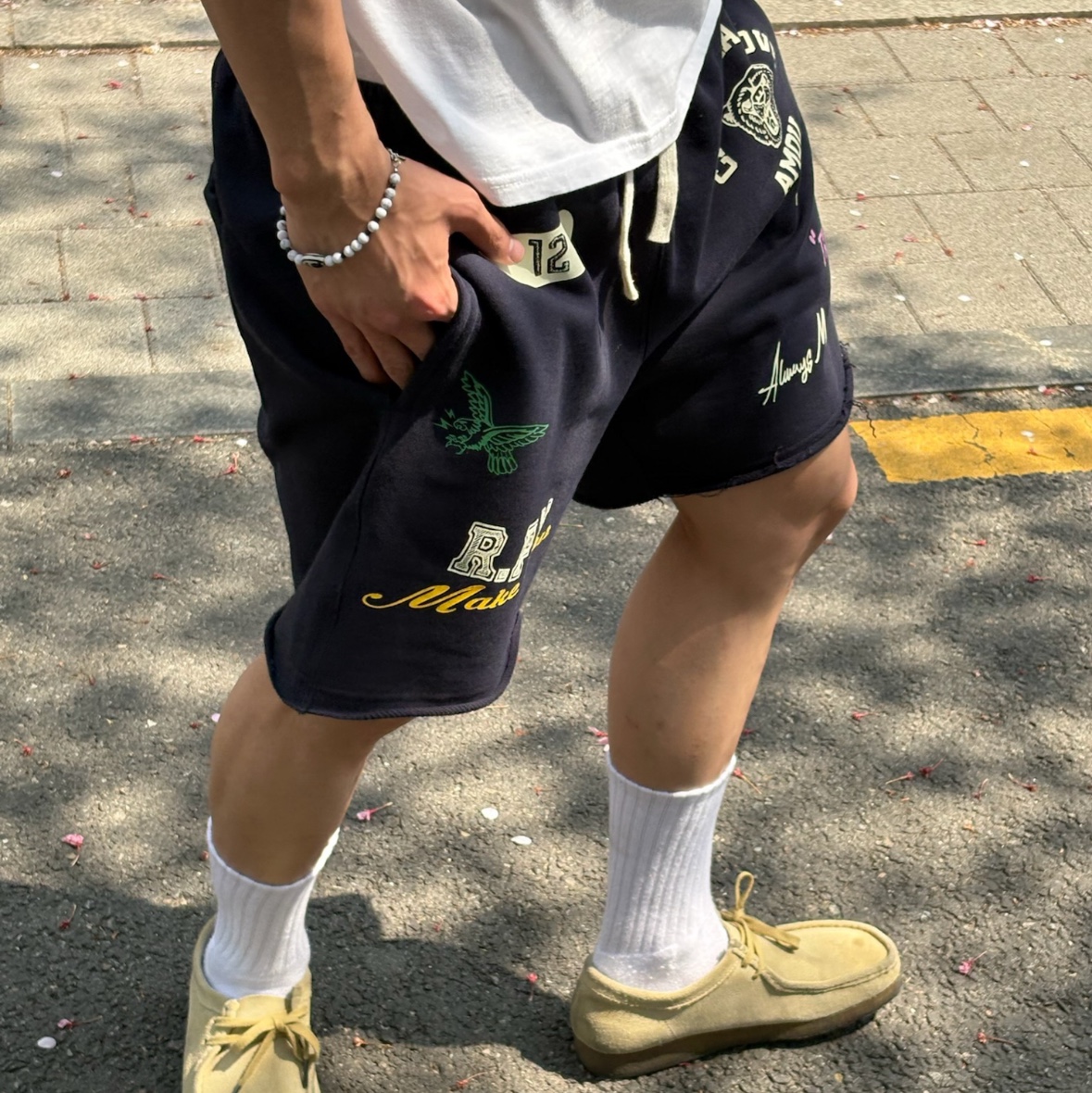 [KREAM 단독] AMOU Cali Shorts Navy 착용 스타일 - 3