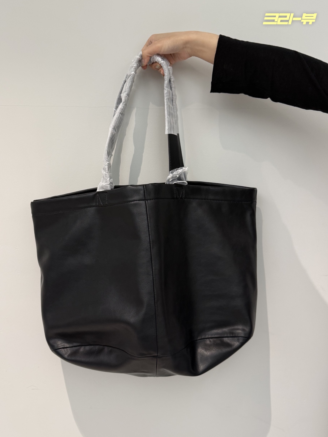 Millo Archive Perr Leather Tote Bag Black 착용 스타일 - 2