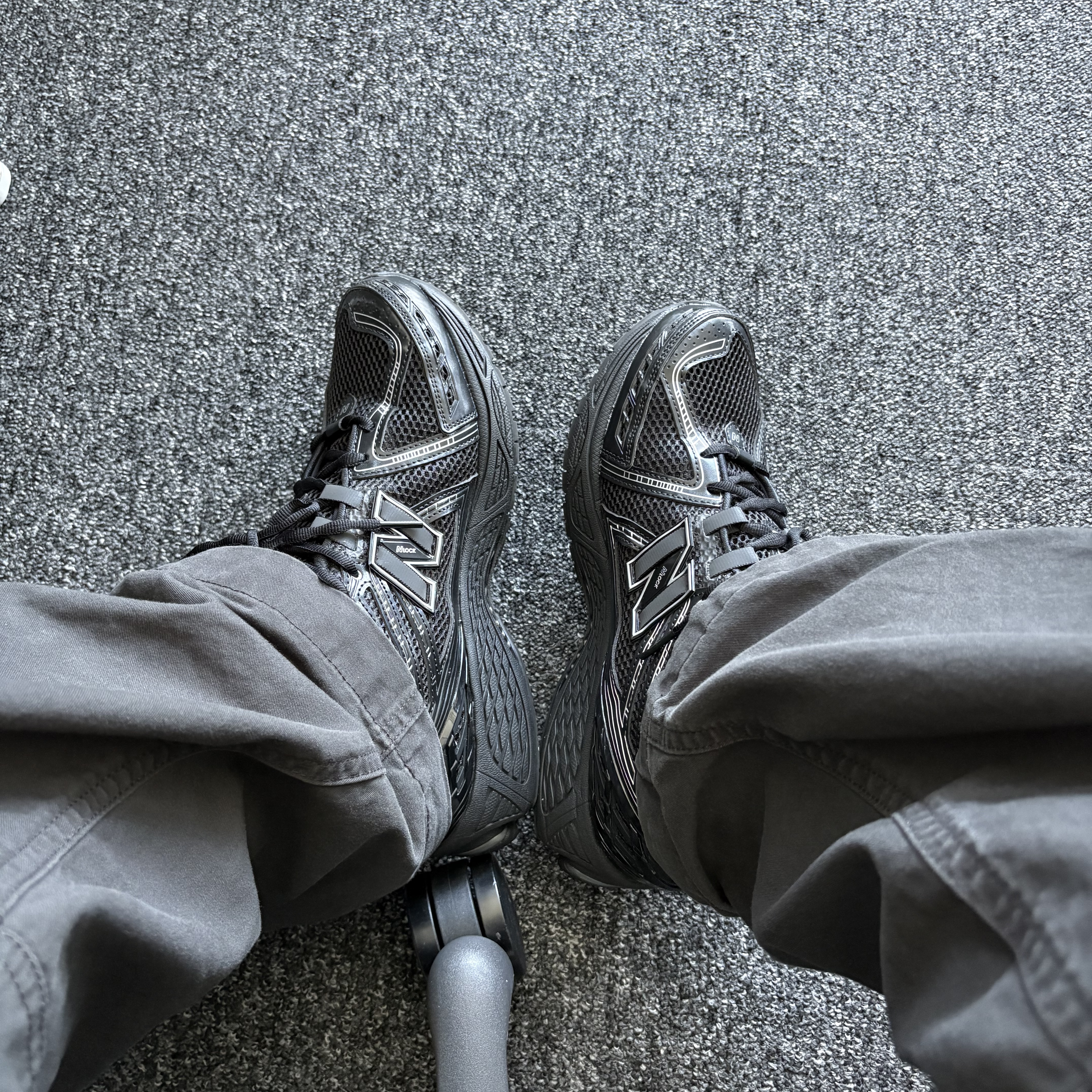 New Balance 1906R Black Silver Metallic 착용 스타일